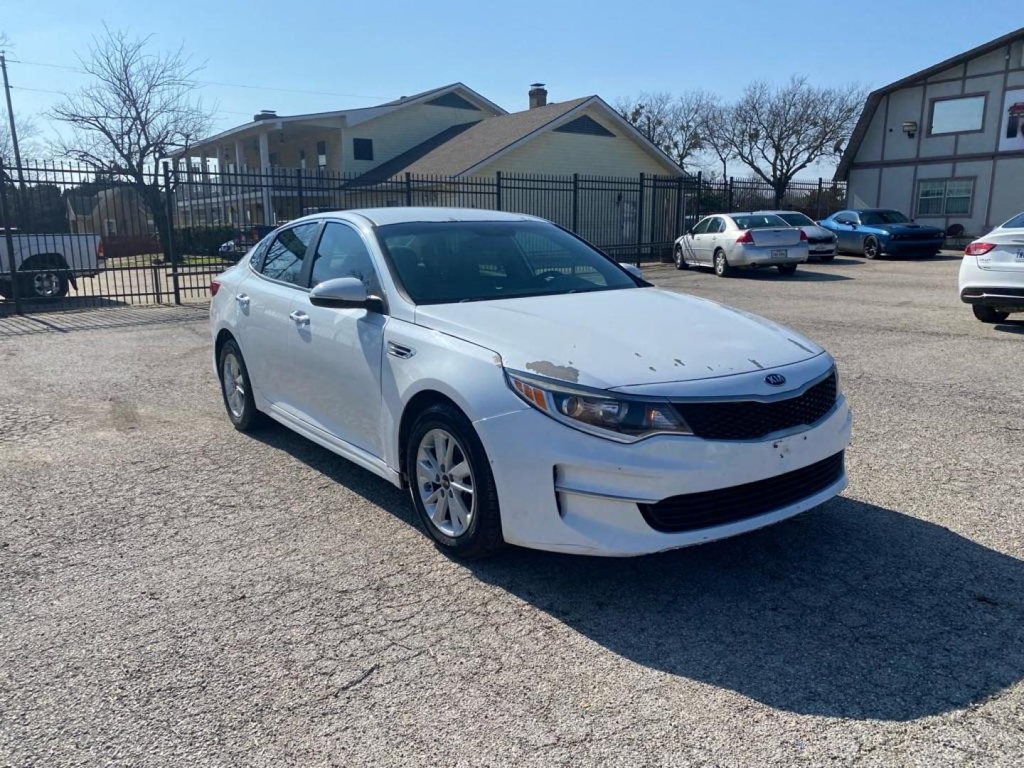 2016 WHITE /Black Cloth, cloth KIA OPTIMA LX (5XXGT4L37GG) with an 2.4L engine, Automatic transmission, located at 1507 S Hwy 67, Cedar Hill, TX, 75104, (972) 293-1833, 32.556370, -96.973297 - Photo#1