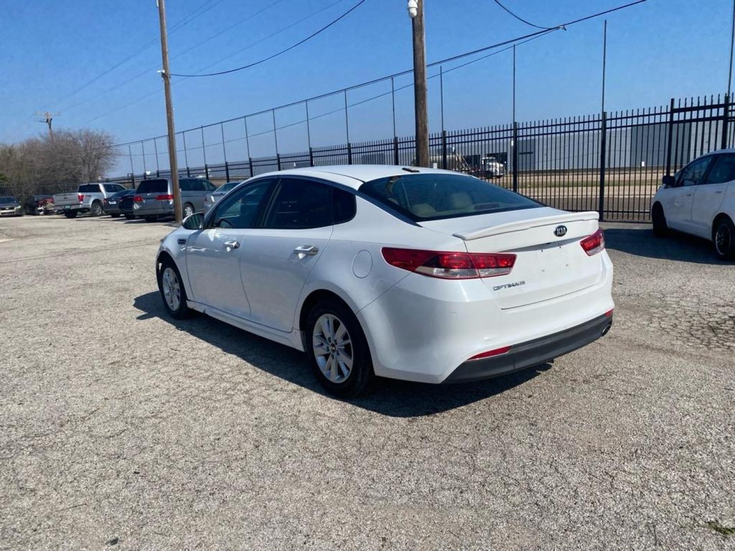 2016 WHITE /Black Cloth, cloth KIA OPTIMA LX (5XXGT4L37GG) with an 2.4L engine, Automatic transmission, located at 1507 S Hwy 67, Cedar Hill, TX, 75104, (972) 293-1833, 32.556370, -96.973297 - Photo#3