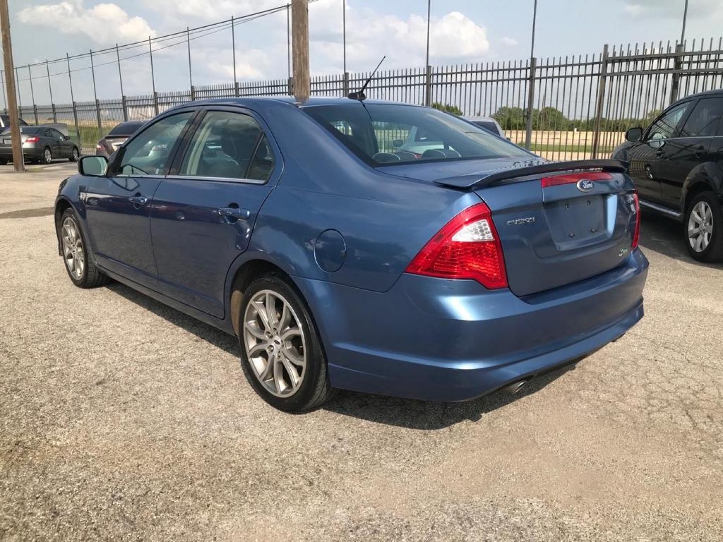 2010 BLUE FORD FUSION SE (3FAHP0HG2AR) with an 3.0L engine, Automatic transmission, located at 1507 S Hwy 67, Cedar Hill, TX, 75104, (972) 293-1833, 32.556370, -96.973297 - Photo#3