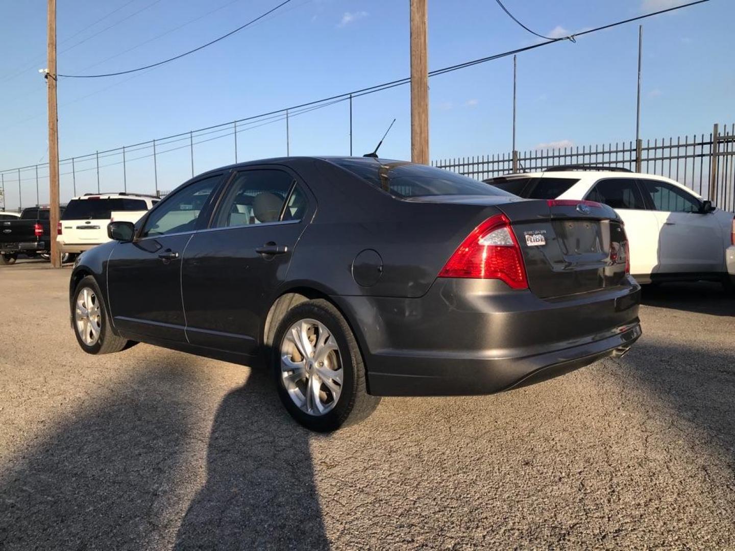 2012 GRAY FORD FUSION SE (3FAHP0HA3CR) with an 2.5L engine, Automatic transmission, located at 1507 S Hwy 67, Cedar Hill, TX, 75104, (972) 293-1833, 32.556370, -96.973297 - Photo#2