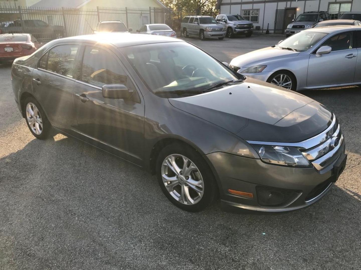 2012 GRAY FORD FUSION SE (3FAHP0HA3CR) with an 2.5L engine, Automatic transmission, located at 1507 S Hwy 67, Cedar Hill, TX, 75104, (972) 293-1833, 32.556370, -96.973297 - Photo#3