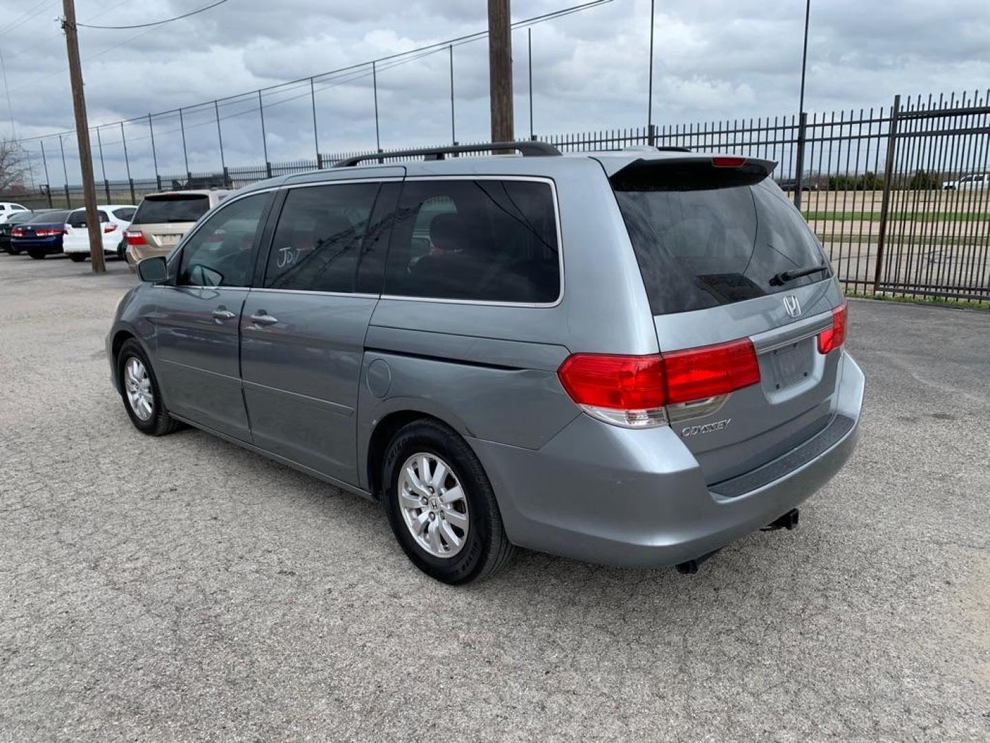 2010 SILVER HONDA ODYSSEY EXL (5FNRL3H65AB) with an 3.5L engine, Automatic transmission, located at 1507 S Hwy 67, Cedar Hill, TX, 75104, (972) 293-1833, 32.556370, -96.973297 - Photo#1