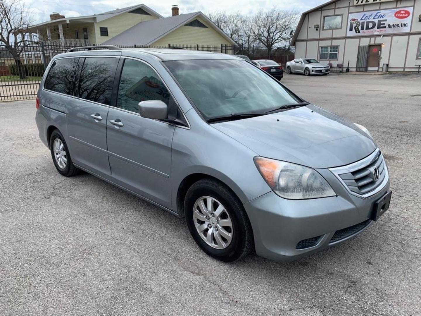 2010 SILVER HONDA ODYSSEY EXL (5FNRL3H65AB) with an 3.5L engine, Automatic transmission, located at 1507 S Hwy 67, Cedar Hill, TX, 75104, (972) 293-1833, 32.556370, -96.973297 - Photo#2