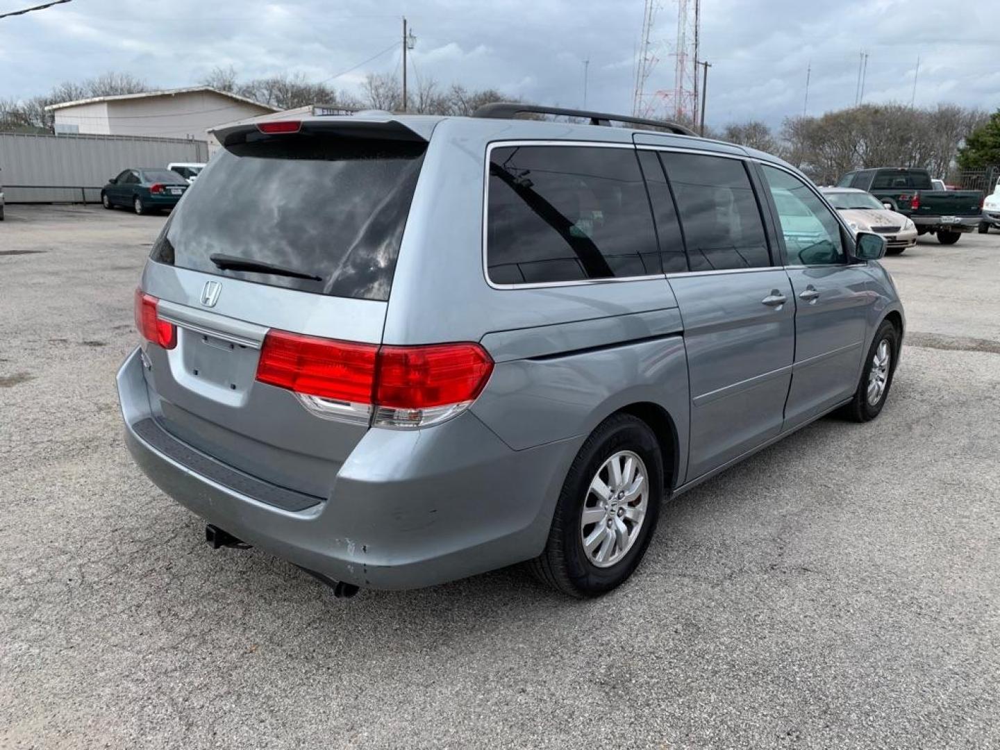 2010 SILVER HONDA ODYSSEY EXL (5FNRL3H65AB) with an 3.5L engine, Automatic transmission, located at 1507 S Hwy 67, Cedar Hill, TX, 75104, (972) 293-1833, 32.556370, -96.973297 - Photo#3