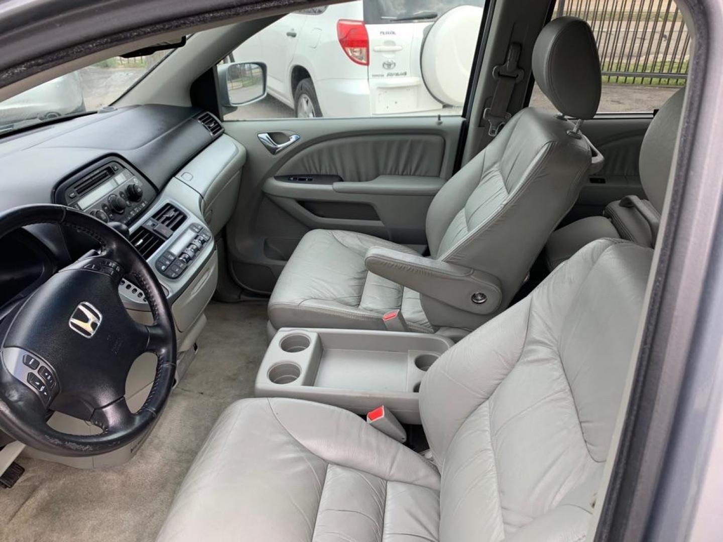 2010 SILVER HONDA ODYSSEY EXL (5FNRL3H65AB) with an 3.5L engine, Automatic transmission, located at 1507 S Hwy 67, Cedar Hill, TX, 75104, (972) 293-1833, 32.556370, -96.973297 - Photo#4