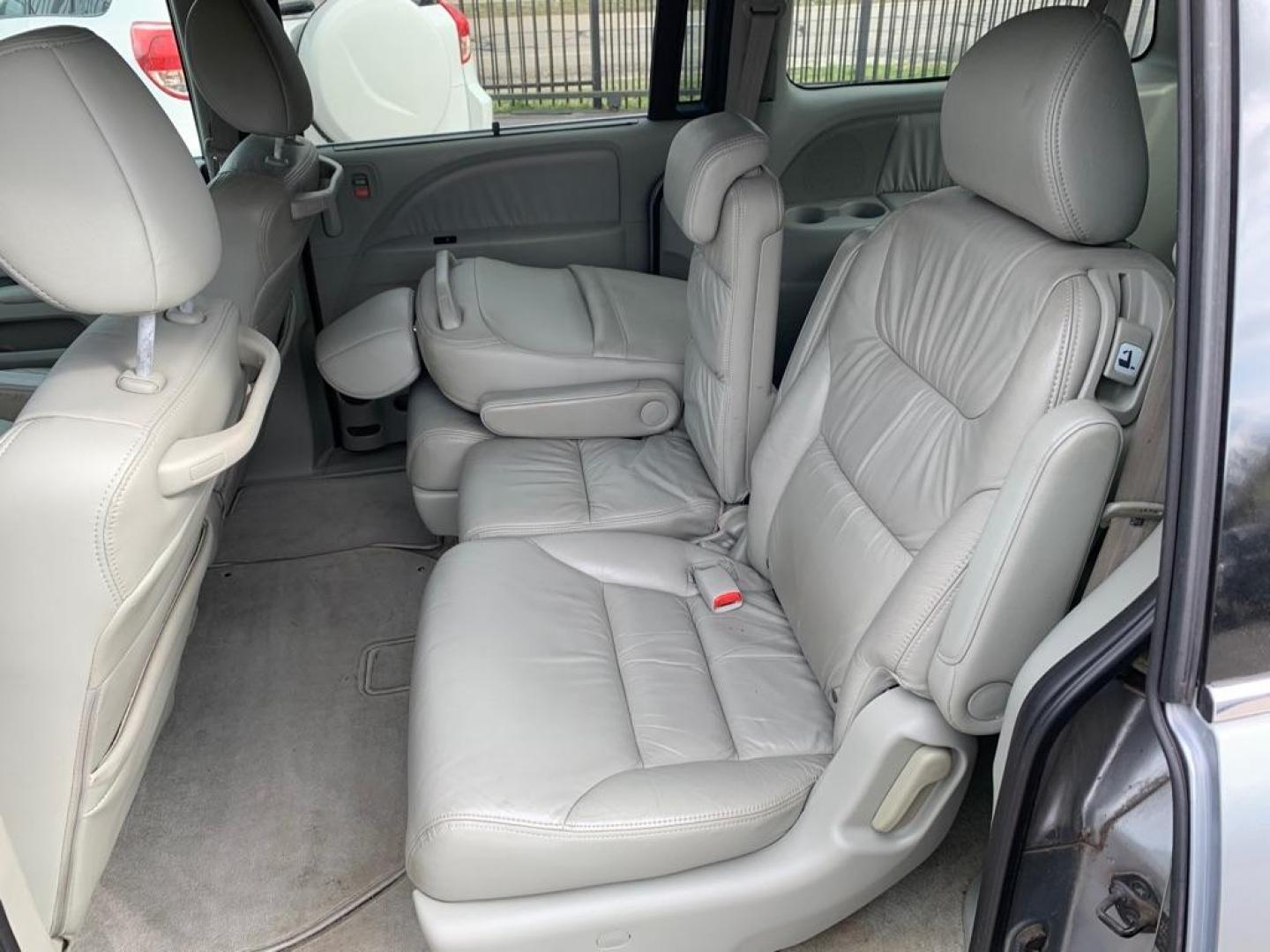 2010 SILVER HONDA ODYSSEY EXL (5FNRL3H65AB) with an 3.5L engine, Automatic transmission, located at 1507 S Hwy 67, Cedar Hill, TX, 75104, (972) 293-1833, 32.556370, -96.973297 - Photo#6