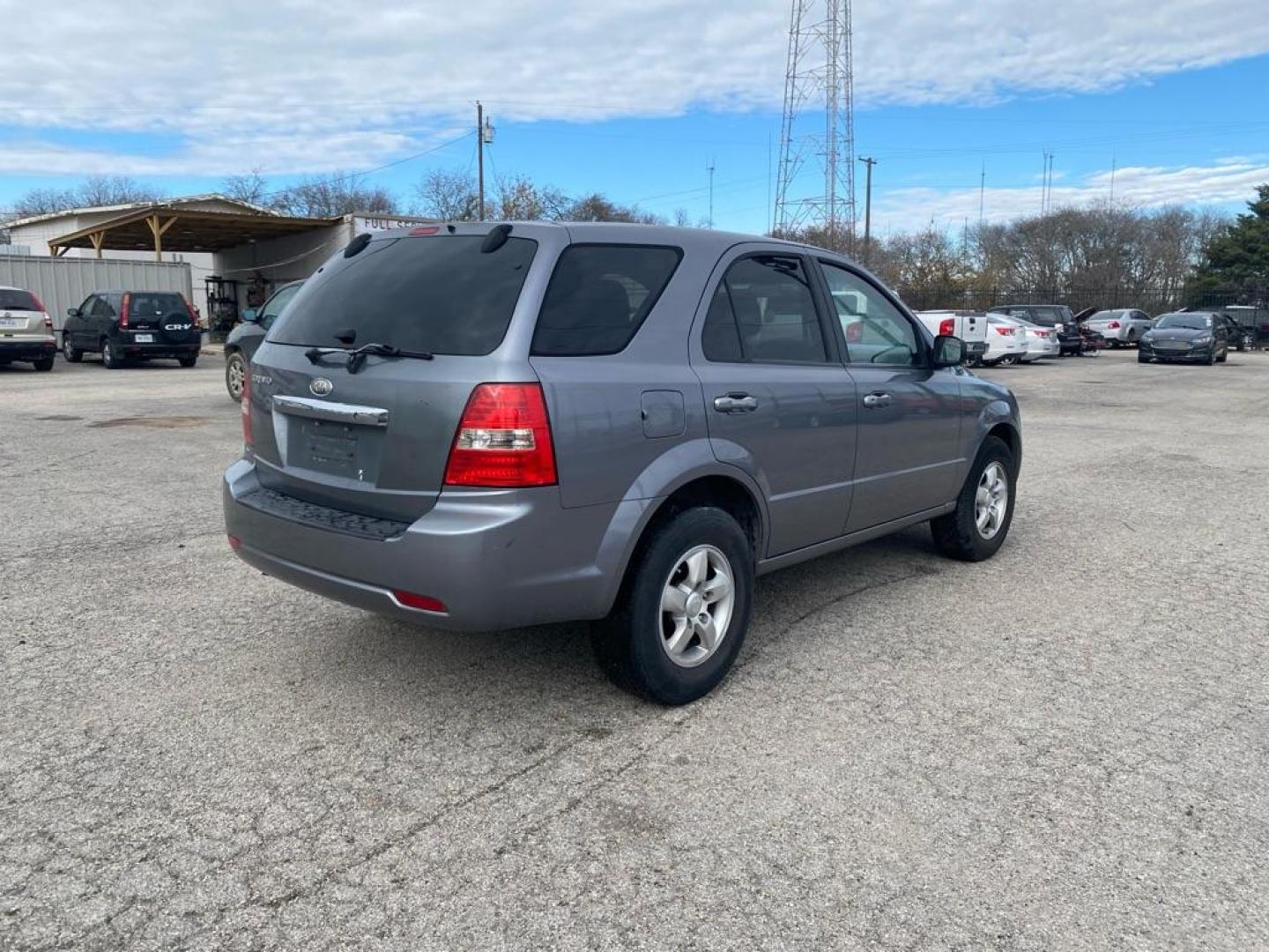 2008 GRAY KIA SORENTO EX (KNDJD735485) with an 3.3L engine, Automatic transmission, located at 1507 S Hwy 67, Cedar Hill, TX, 75104, (972) 293-1833, 32.556370, -96.973297 - Photo#2