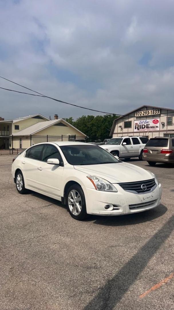 2012 WHITE NISSAN ALTIMA BASE (1N4AL2AP2CN) with an 2.5L engine, Continuously Variable transmission, located at 1507 S Hwy 67, Cedar Hill, TX, 75104, (972) 293-1833, 32.556370, -96.973297 - Photo#0