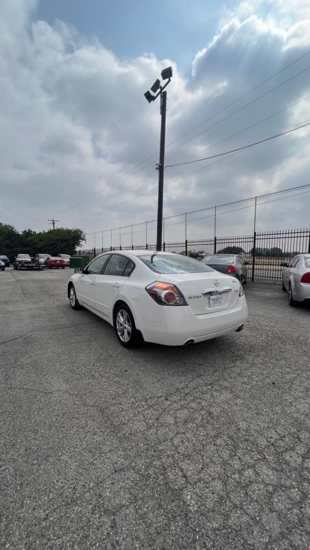 2012 WHITE NISSAN ALTIMA BASE (1N4AL2AP2CN) with an 2.5L engine, Continuously Variable transmission, located at 1507 S Hwy 67, Cedar Hill, TX, 75104, (972) 293-1833, 32.556370, -96.973297 - Photo#3