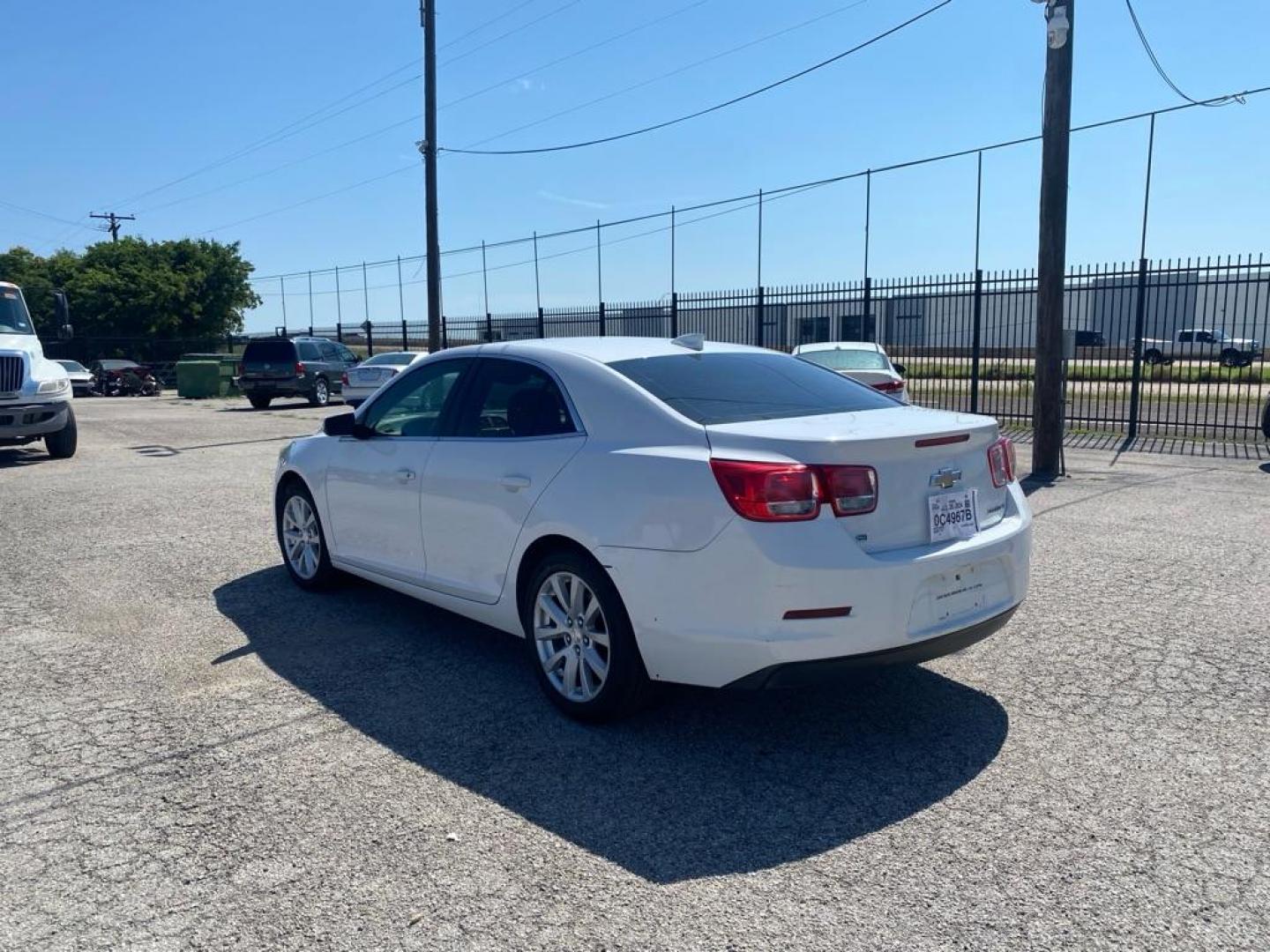 2015 WHITE CHEVROLET MALIBU 2LT (1G11D5SLXFF) with an 2.5L engine, Automatic transmission, located at 1507 S Hwy 67, Cedar Hill, TX, 75104, (972) 293-1833, 32.556370, -96.973297 - Photo#3