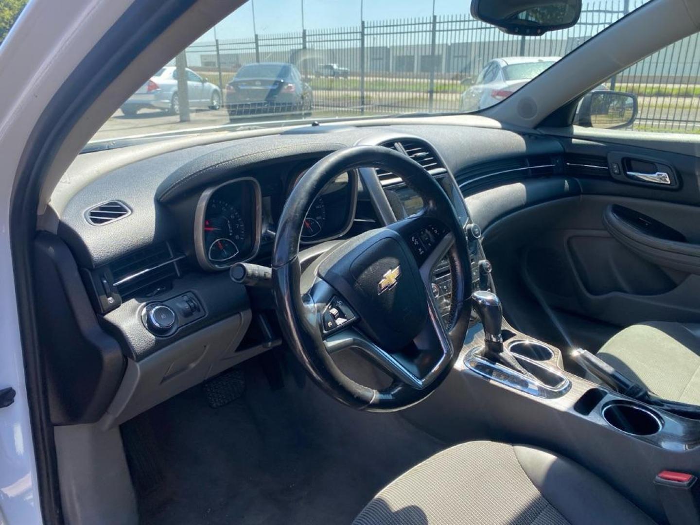 2015 WHITE CHEVROLET MALIBU 2LT (1G11D5SLXFF) with an 2.5L engine, Automatic transmission, located at 1507 S Hwy 67, Cedar Hill, TX, 75104, (972) 293-1833, 32.556370, -96.973297 - Photo#4