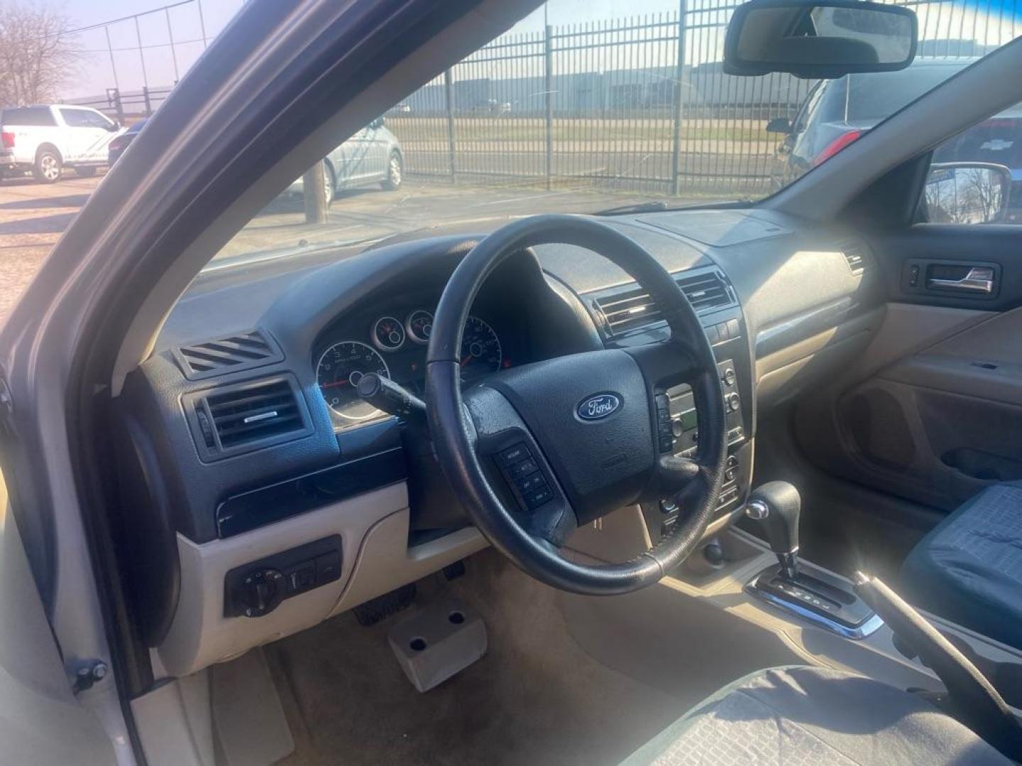 2006 SILVER FORD FUSION SEL (3FAHP08146R) with an 3.0L engine, Automatic transmission, located at 1507 S Hwy 67, Cedar Hill, TX, 75104, (972) 293-1833, 32.556370, -96.973297 - Photo#4