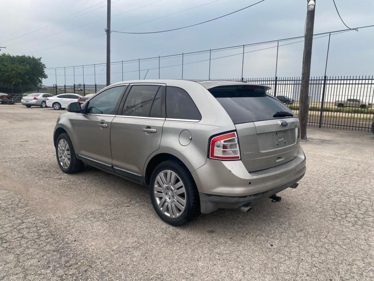 2008 BEIGE FORD EDGE LIMITED (2FMDK39C18B) with an 3.5L engine, Automatic transmission, located at 1507 S Hwy 67, Cedar Hill, TX, 75104, (972) 293-1833, 32.556370, -96.973297 - Photo#3