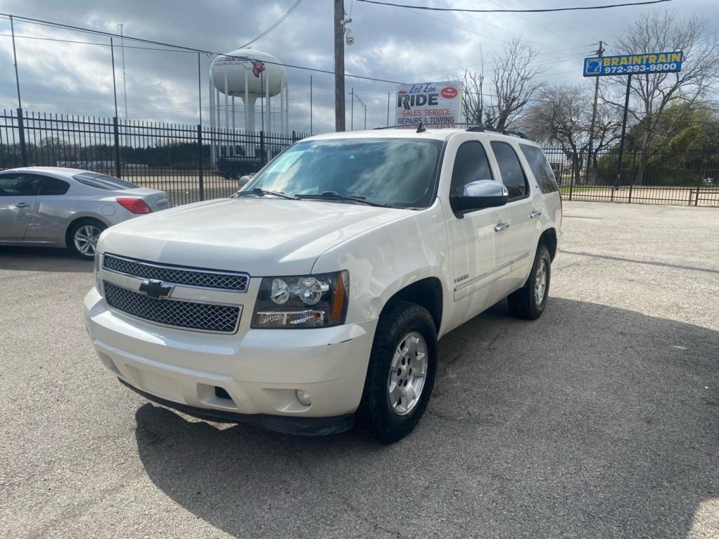 2011 WHITE CHEVROLET TAHOE 1500 LTZ (1GNSCCE08BR) with an 5.3L engine, Automatic transmission, located at 1507 S Hwy 67, Cedar Hill, TX, 75104, (972) 293-1833, 32.556370, -96.973297 - Photo#0