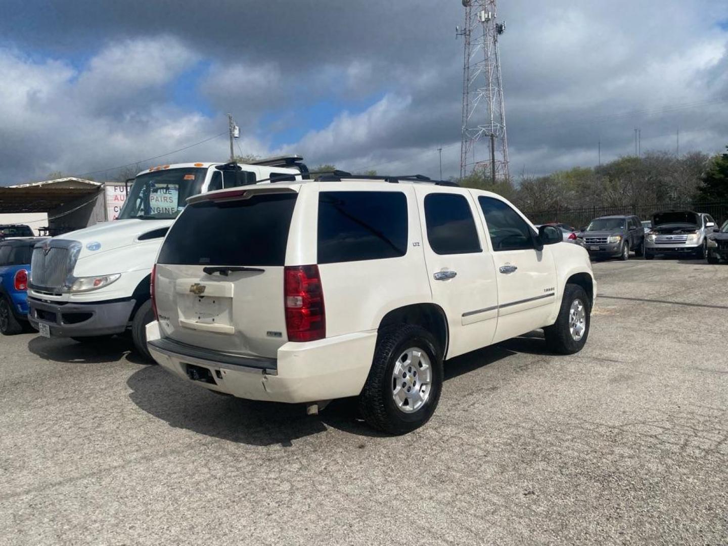 2011 WHITE CHEVROLET TAHOE 1500 LTZ (1GNSCCE08BR) with an 5.3L engine, Automatic transmission, located at 1507 S Hwy 67, Cedar Hill, TX, 75104, (972) 293-1833, 32.556370, -96.973297 - Photo#2