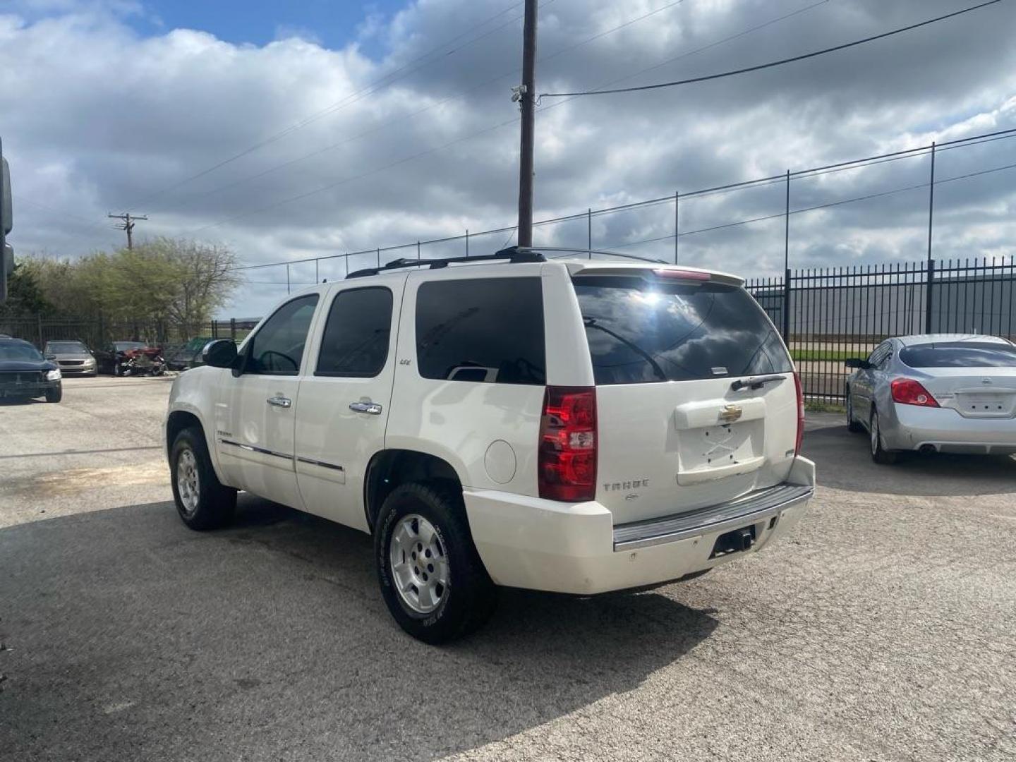 2011 WHITE CHEVROLET TAHOE 1500 LTZ (1GNSCCE08BR) with an 5.3L engine, Automatic transmission, located at 1507 S Hwy 67, Cedar Hill, TX, 75104, (972) 293-1833, 32.556370, -96.973297 - Photo#3