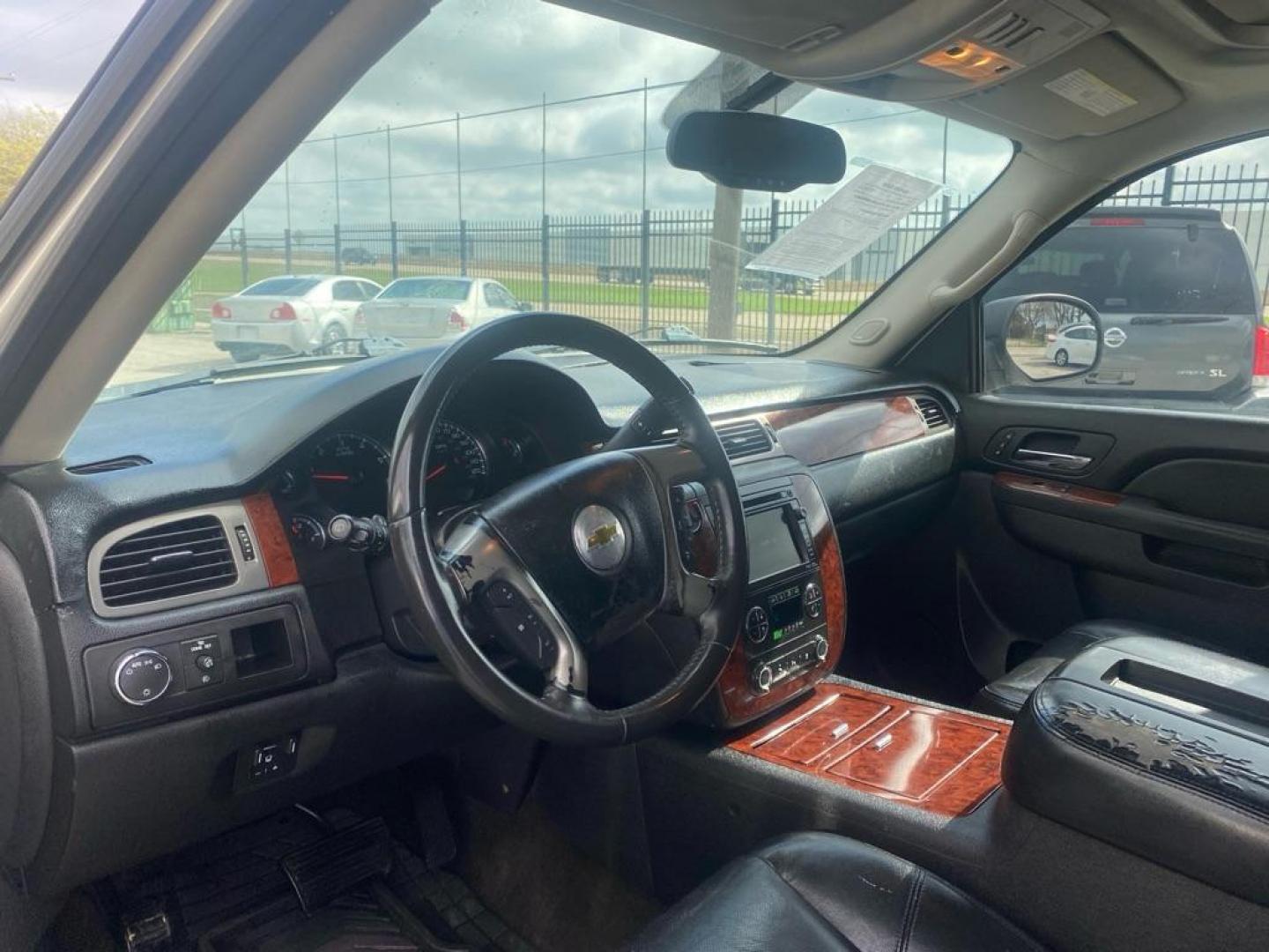 2011 WHITE CHEVROLET TAHOE 1500 LTZ (1GNSCCE08BR) with an 5.3L engine, Automatic transmission, located at 1507 S Hwy 67, Cedar Hill, TX, 75104, (972) 293-1833, 32.556370, -96.973297 - Photo#4