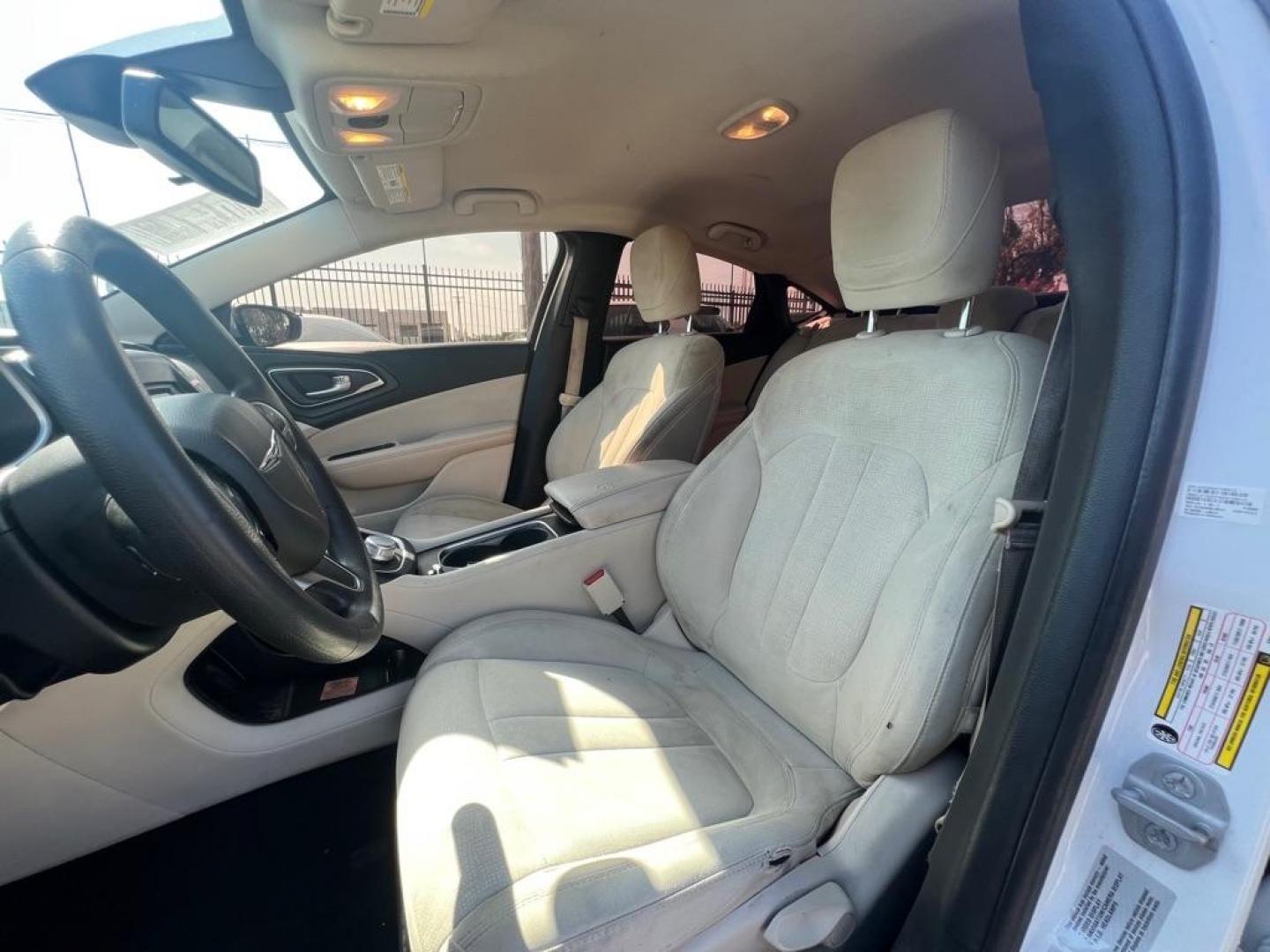 2015 WHITE CHRYSLER 200 LIMITED (1C3CCCAB4FN) with an 2.4L engine, Automatic transmission, located at 1507 S Hwy 67, Cedar Hill, TX, 75104, (972) 293-1833, 32.556370, -96.973297 - Photo#4