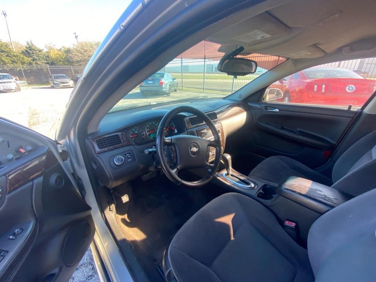 2013 SILVER CHEVROLET IMPALA LT (2G1WG5E30D1) with an 3.6L engine, Automatic transmission, located at 1507 S Hwy 67, Cedar Hill, TX, 75104, (972) 293-1833, 32.556370, -96.973297 - Photo#3