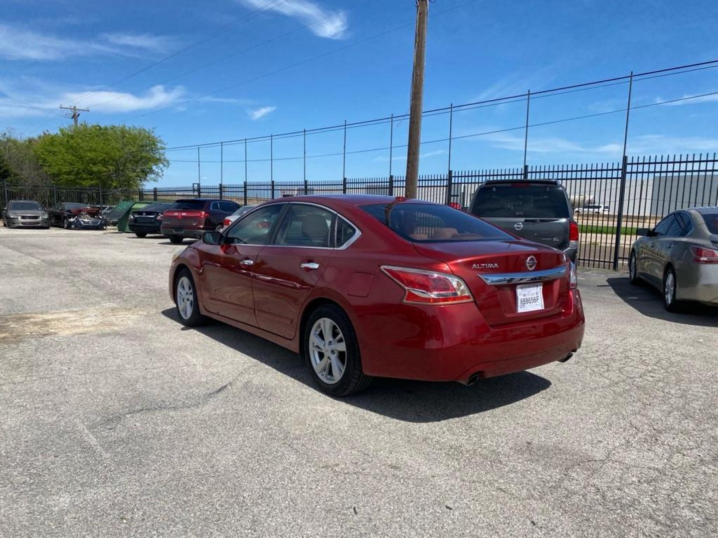 2014 RED NISSAN ALTIMA 2.5 (1N4AL3AP2EN) with an 2.5L engine, Continuously Variable transmission, located at 1507 S Hwy 67, Cedar Hill, TX, 75104, (972) 293-1833, 32.556370, -96.973297 - Photo#3