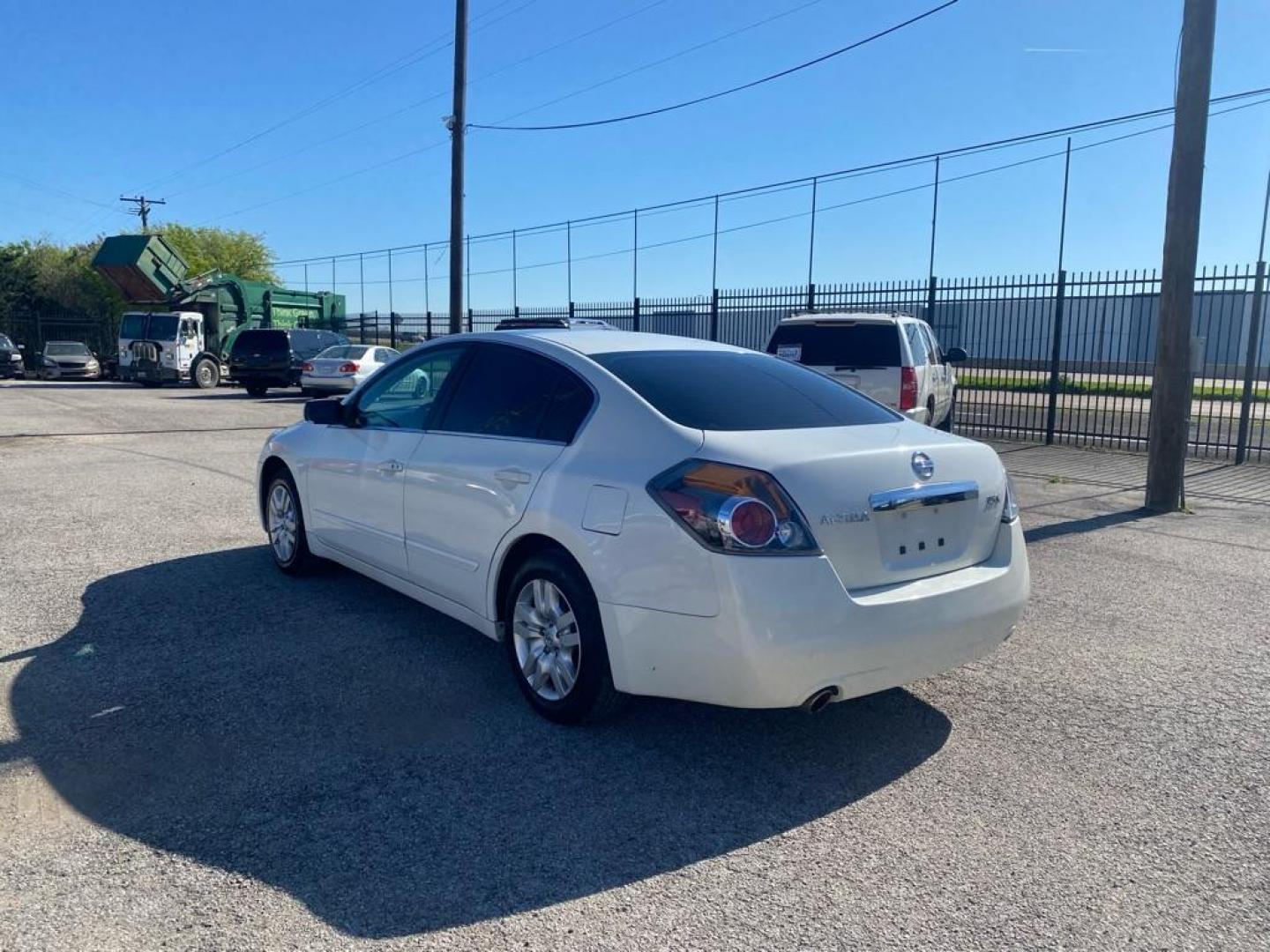 2012 WHITE NISSAN ALTIMA BASE (1N4AL2AP3CN) with an 2.5L engine, Continuously Variable transmission, located at 1507 S Hwy 67, Cedar Hill, TX, 75104, (972) 293-1833, 32.556370, -96.973297 - Photo#3