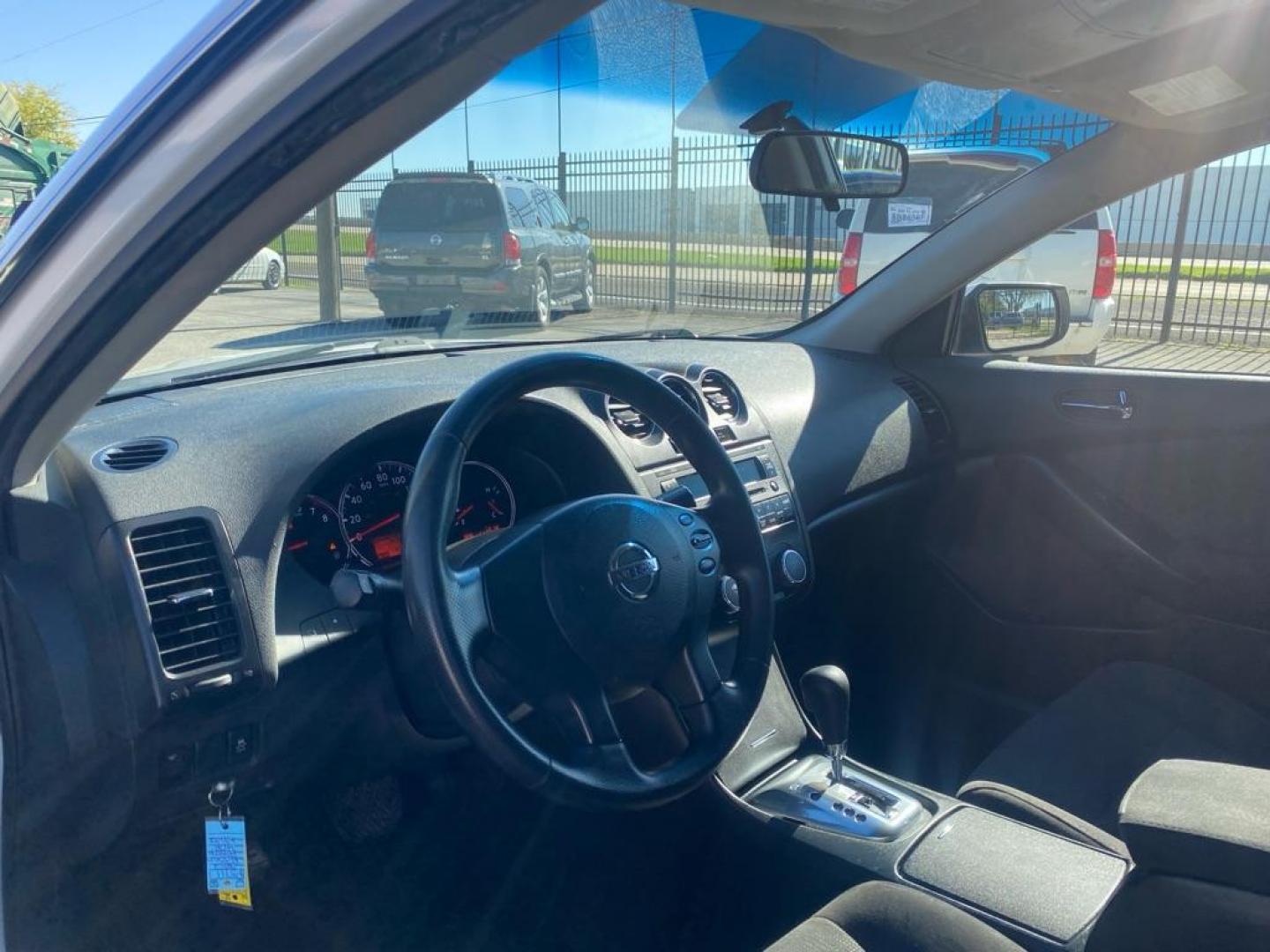 2012 WHITE NISSAN ALTIMA BASE (1N4AL2AP3CN) with an 2.5L engine, Continuously Variable transmission, located at 1507 S Hwy 67, Cedar Hill, TX, 75104, (972) 293-1833, 32.556370, -96.973297 - Photo#4