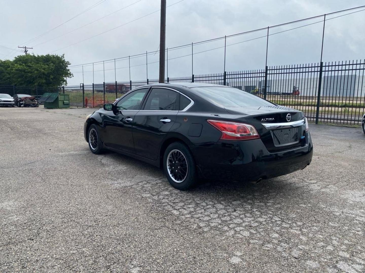 2013 BLACK NISSAN ALTIMA 2.5 (1N4AL3AP4DN) with an 2.5L engine, Continuously Variable transmission, located at 1507 S Hwy 67, Cedar Hill, TX, 75104, (972) 293-1833, 32.556370, -96.973297 - Photo#3