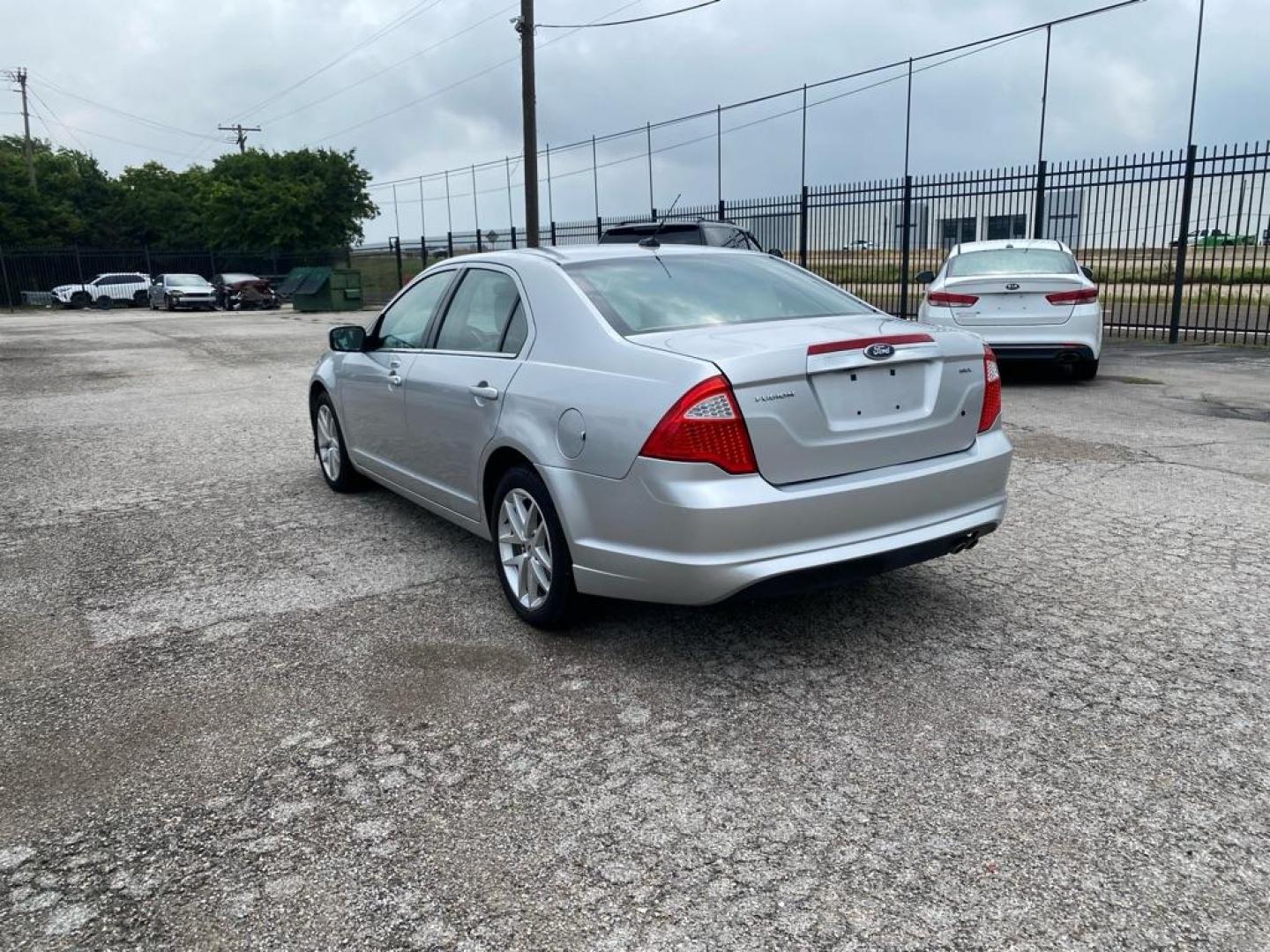 2012 SILVER FORD FUSION SEL (3FAHP0JA3CR) with an 2.5L engine, Automatic transmission, located at 1507 S Hwy 67, Cedar Hill, TX, 75104, (972) 293-1833, 32.556370, -96.973297 - Photo#3