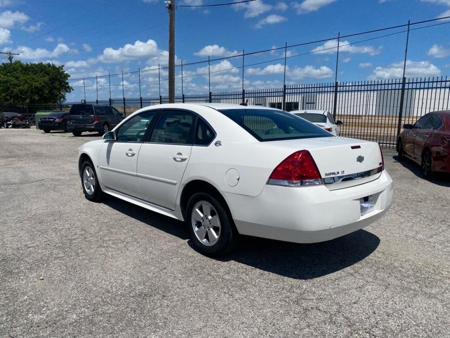 2009 WHITE CHEVROLET IMPALA 1LT (2G1WT57K291) with an 3.5L engine, Automatic transmission, located at 1507 S Hwy 67, Cedar Hill, TX, 75104, (972) 293-1833, 32.556370, -96.973297 - Photo#3