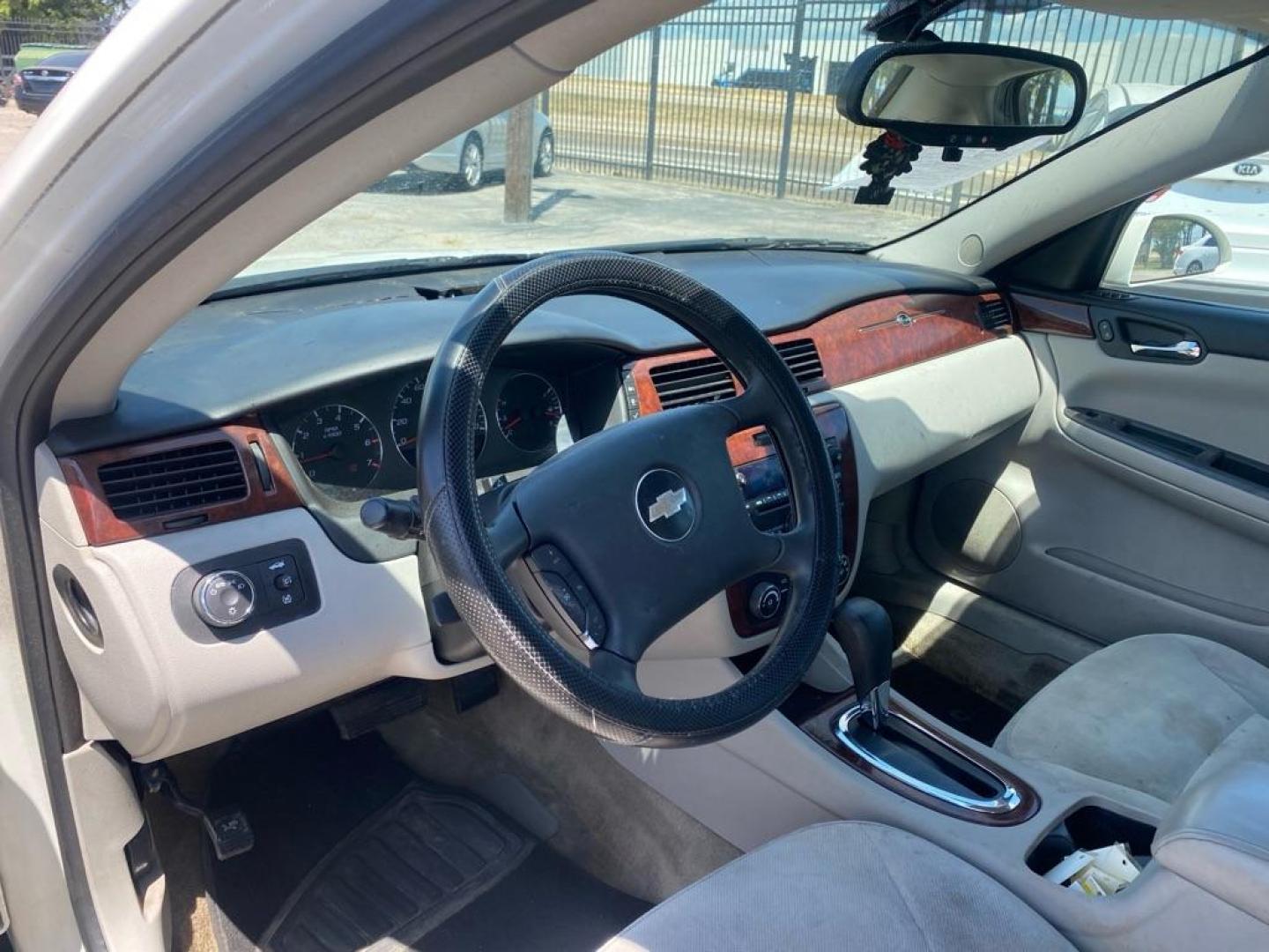 2009 WHITE CHEVROLET IMPALA 1LT (2G1WT57K291) with an 3.5L engine, Automatic transmission, located at 1507 S Hwy 67, Cedar Hill, TX, 75104, (972) 293-1833, 32.556370, -96.973297 - Photo#4