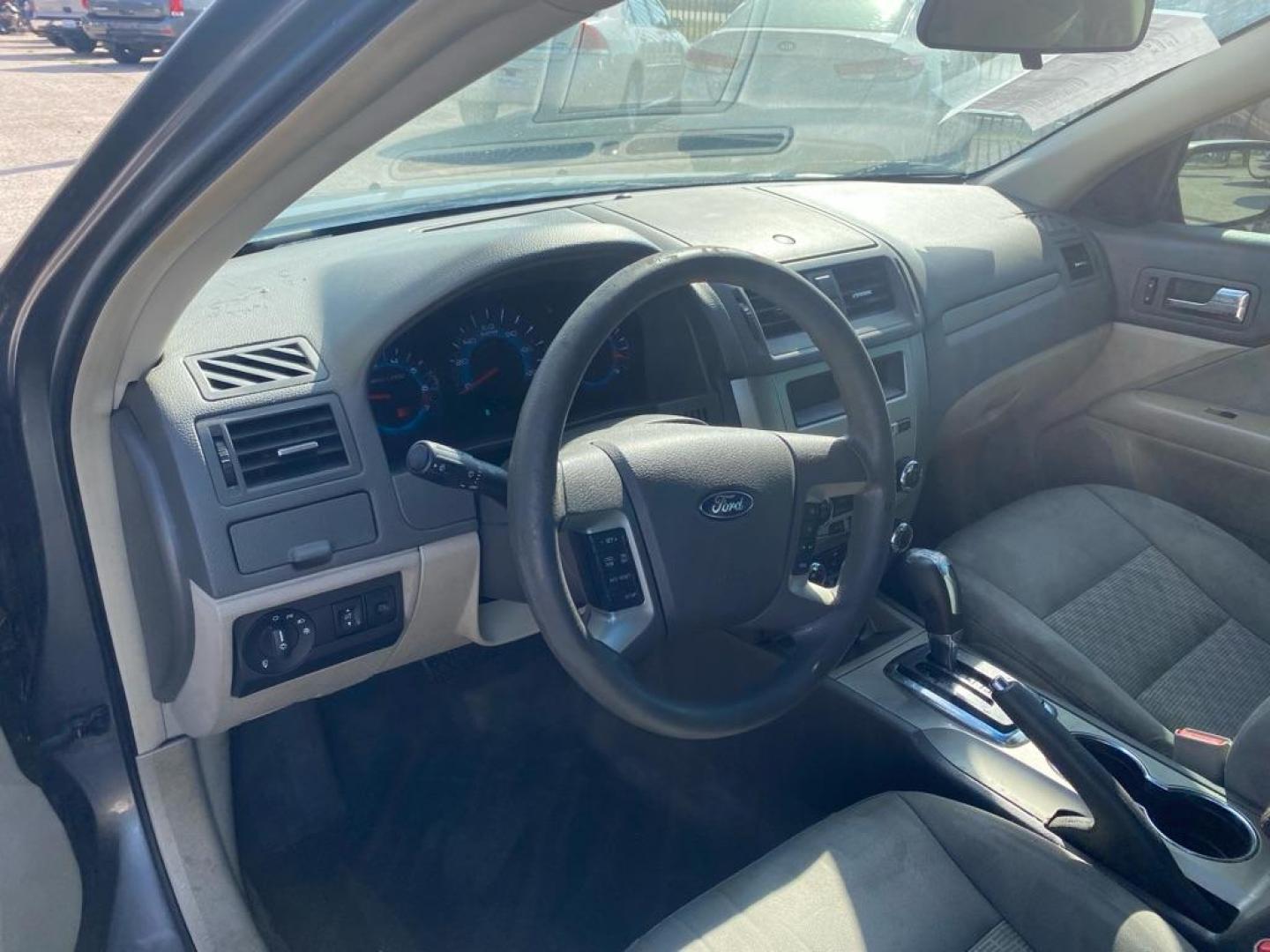 2012 GRAY FORD FUSION SE (3FAHP0HA9CR) with an 2.5L engine, Automatic transmission, located at 1507 S Hwy 67, Cedar Hill, TX, 75104, (972) 293-1833, 32.556370, -96.973297 - Photo#4