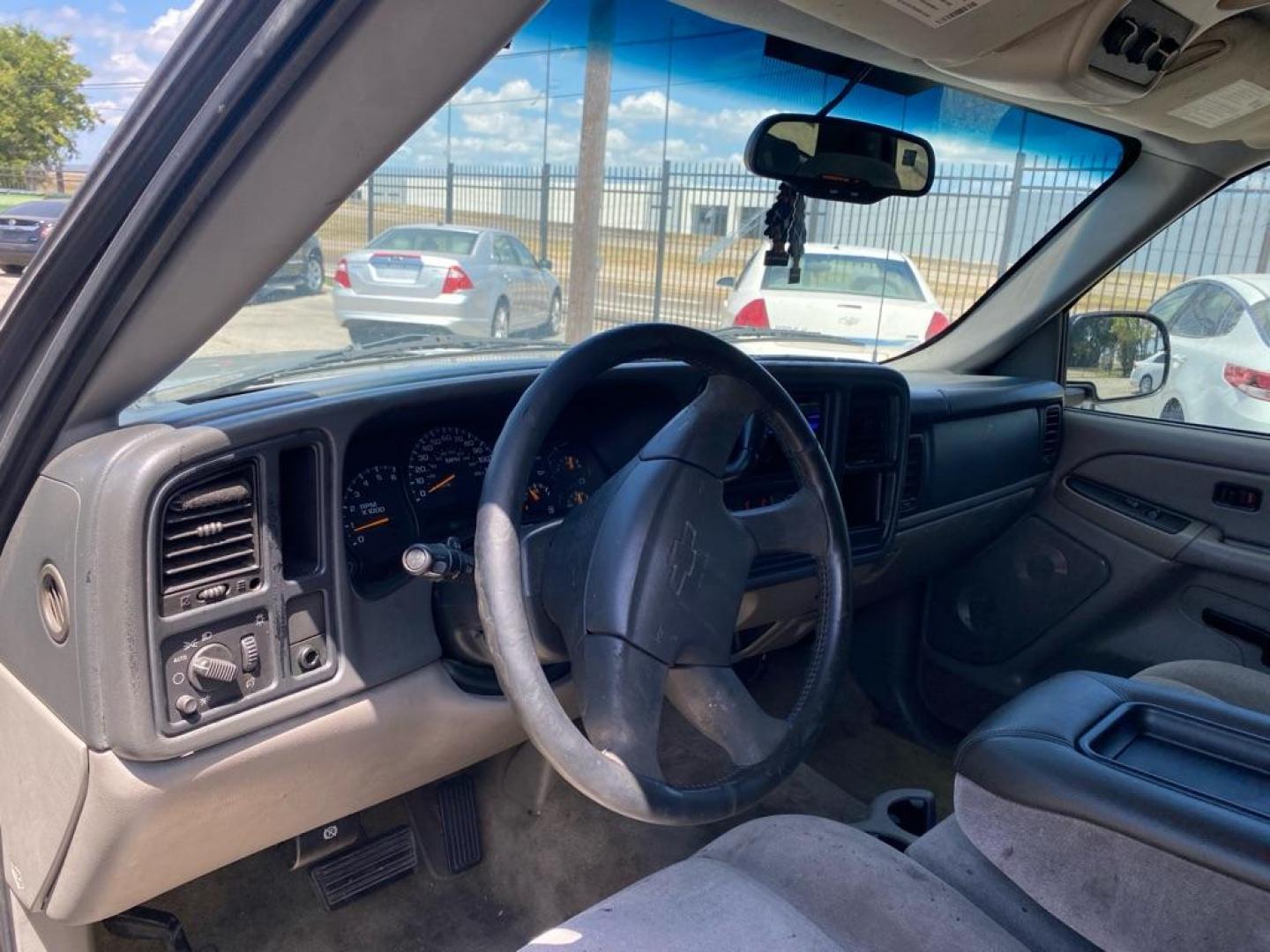 2004 TAN CHEVROLET SUBURBAN 1500 (3GNEC16Z34G) with an 5.3L engine, Automatic transmission, located at 1507 S Hwy 67, Cedar Hill, TX, 75104, (972) 293-1833, 32.556370, -96.973297 - Photo#4