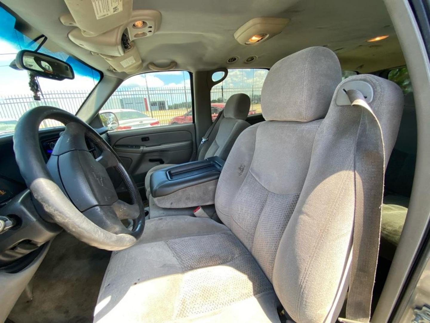 2004 TAN CHEVROLET SUBURBAN 1500 (3GNEC16Z34G) with an 5.3L engine, Automatic transmission, located at 1507 S Hwy 67, Cedar Hill, TX, 75104, (972) 293-1833, 32.556370, -96.973297 - Photo#5