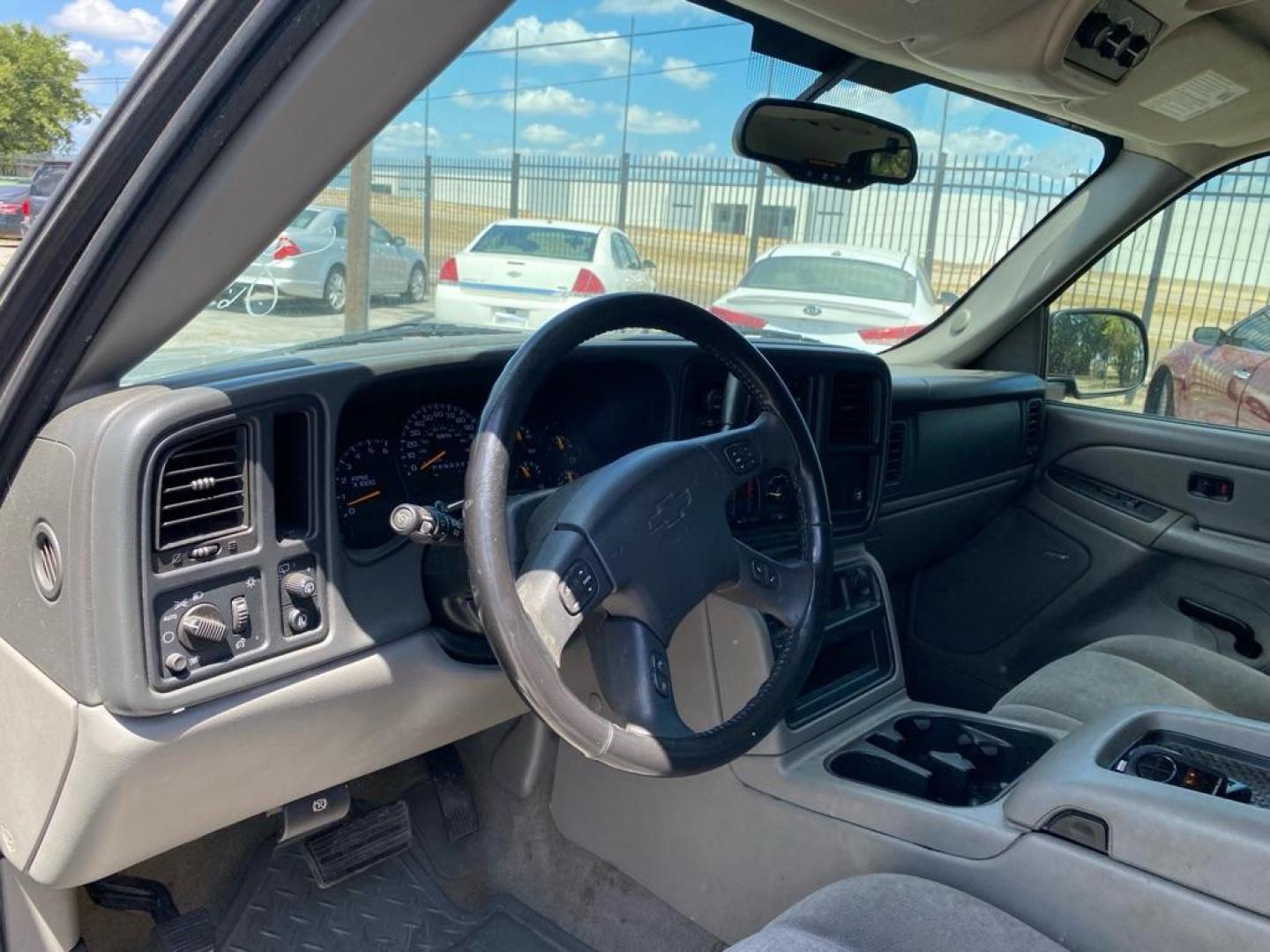 2006 TAN CHEVROLET SUBURBAN 1500 (1GNEC16Z86J) with an 5.3L engine, Automatic transmission, located at 1507 S Hwy 67, Cedar Hill, TX, 75104, (972) 293-1833, 32.556370, -96.973297 - Photo#4