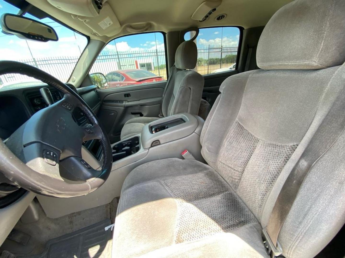 2006 TAN CHEVROLET SUBURBAN 1500 (1GNEC16Z86J) with an 5.3L engine, Automatic transmission, located at 1507 S Hwy 67, Cedar Hill, TX, 75104, (972) 293-1833, 32.556370, -96.973297 - Photo#5