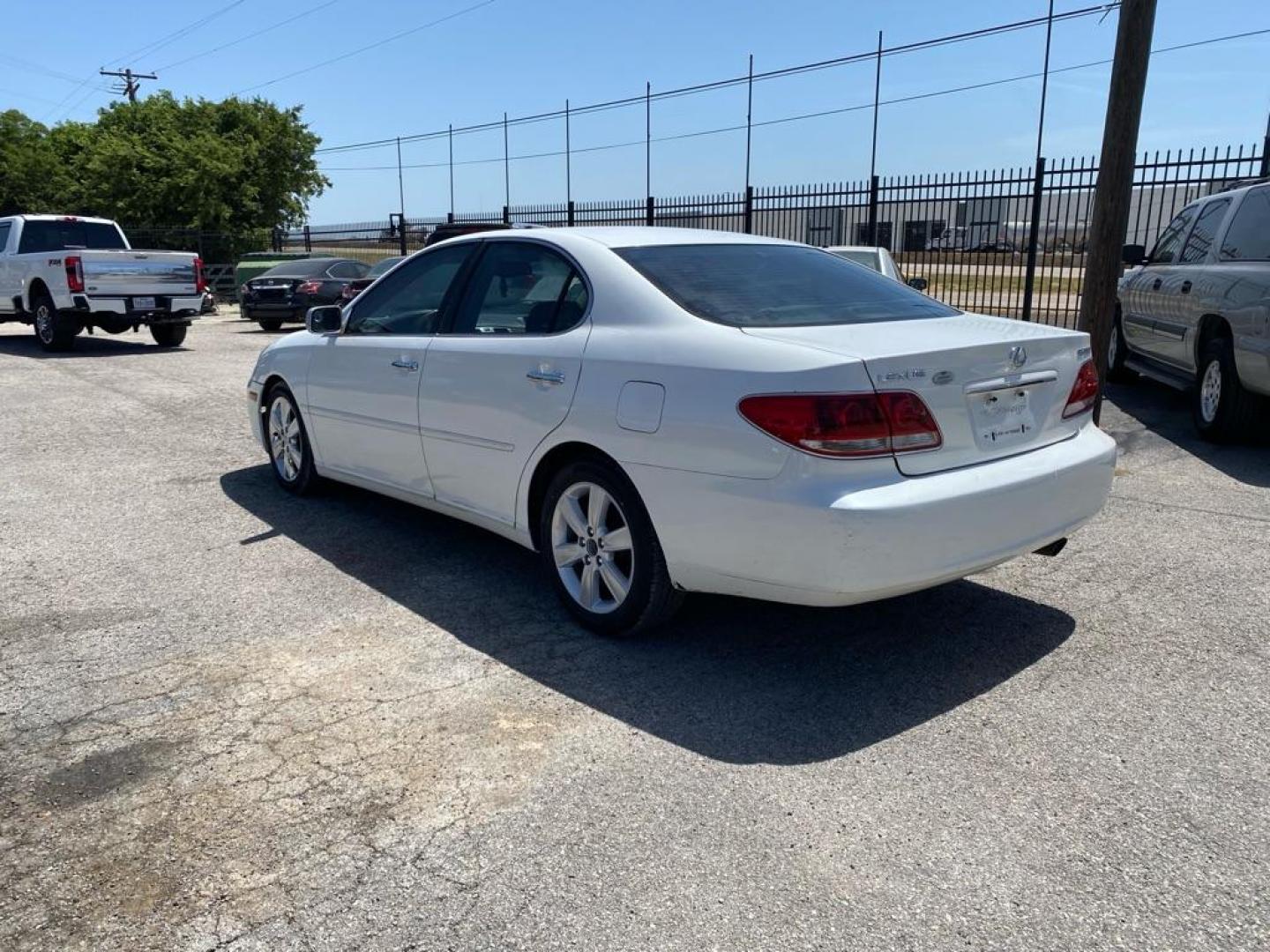 2005 WHITE LEXUS ES 330 (JTHBA30G255) with an 3.3L engine, Automatic transmission, located at 1507 S Hwy 67, Cedar Hill, TX, 75104, (972) 293-1833, 32.556370, -96.973297 - Photo#3