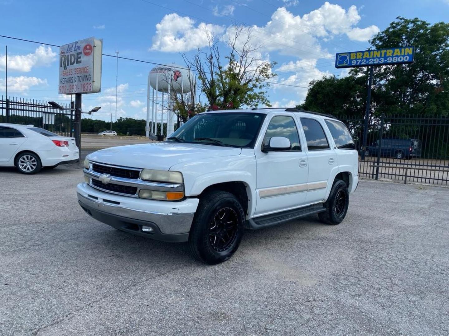 2004 WHITE CHEVROLET TAHOE 1500 (1GNEC13T04J) with an 5.3L engine, Automatic transmission, located at 1507 S Hwy 67, Cedar Hill, TX, 75104, (972) 293-1833, 32.556370, -96.973297 - Photo#0