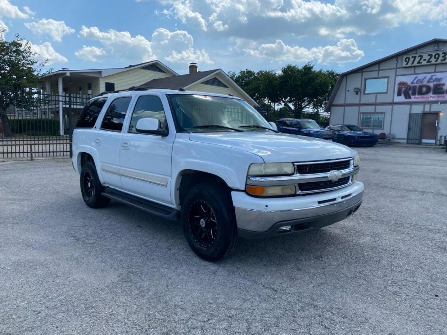 2004 WHITE CHEVROLET TAHOE 1500 (1GNEC13T04J) with an 5.3L engine, Automatic transmission, located at 1507 S Hwy 67, Cedar Hill, TX, 75104, (972) 293-1833, 32.556370, -96.973297 - Photo#1