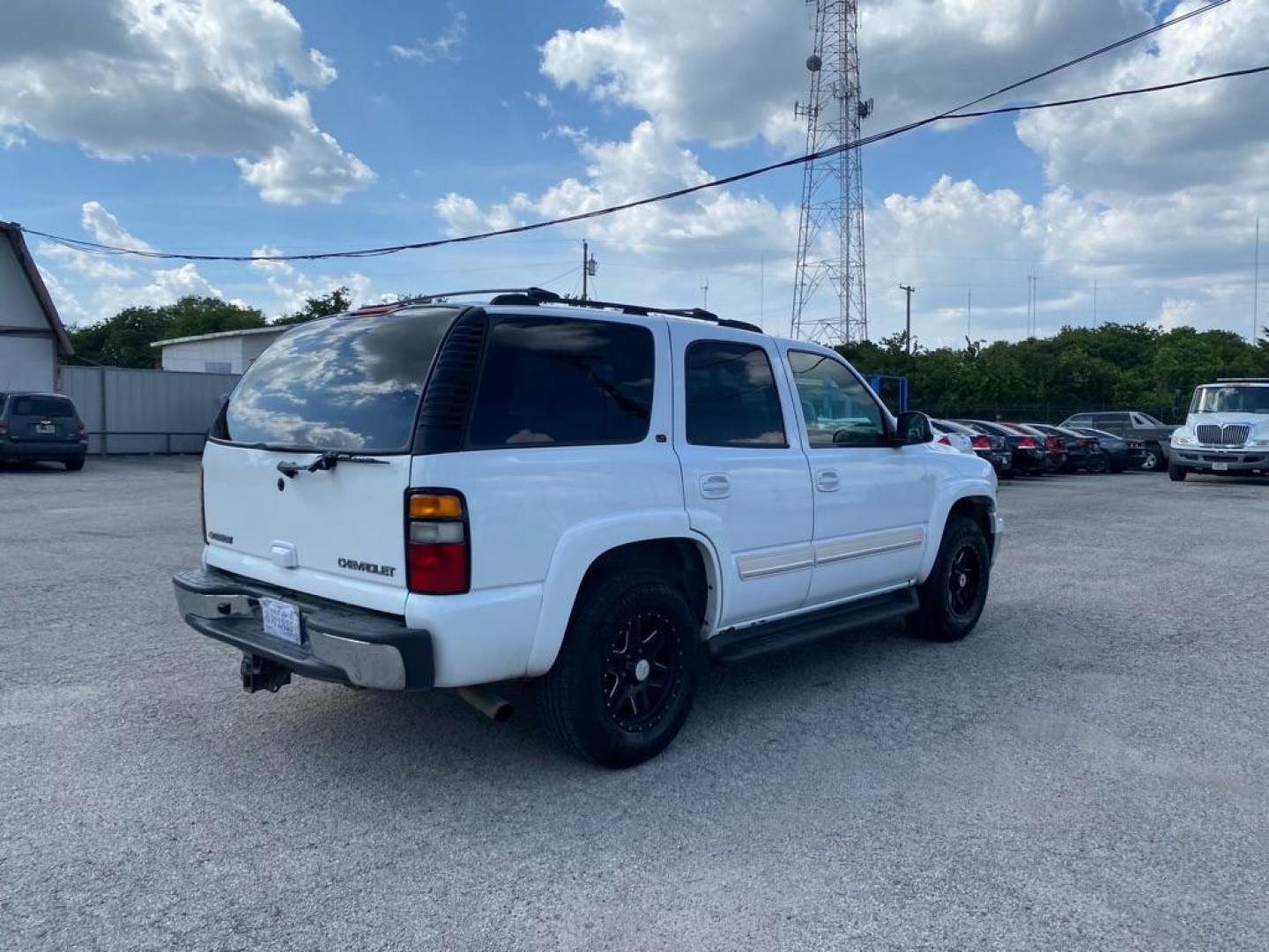 2004 WHITE CHEVROLET TAHOE 1500 (1GNEC13T04J) with an 5.3L engine, Automatic transmission, located at 1507 S Hwy 67, Cedar Hill, TX, 75104, (972) 293-1833, 32.556370, -96.973297 - Photo#2