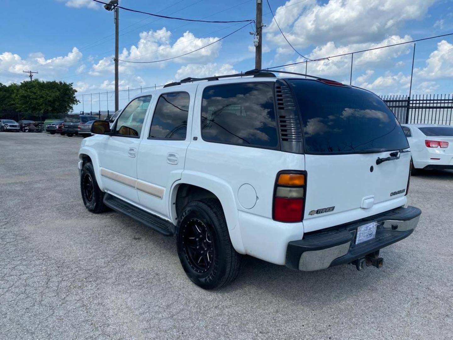 2004 WHITE CHEVROLET TAHOE 1500 (1GNEC13T04J) with an 5.3L engine, Automatic transmission, located at 1507 S Hwy 67, Cedar Hill, TX, 75104, (972) 293-1833, 32.556370, -96.973297 - Photo#3