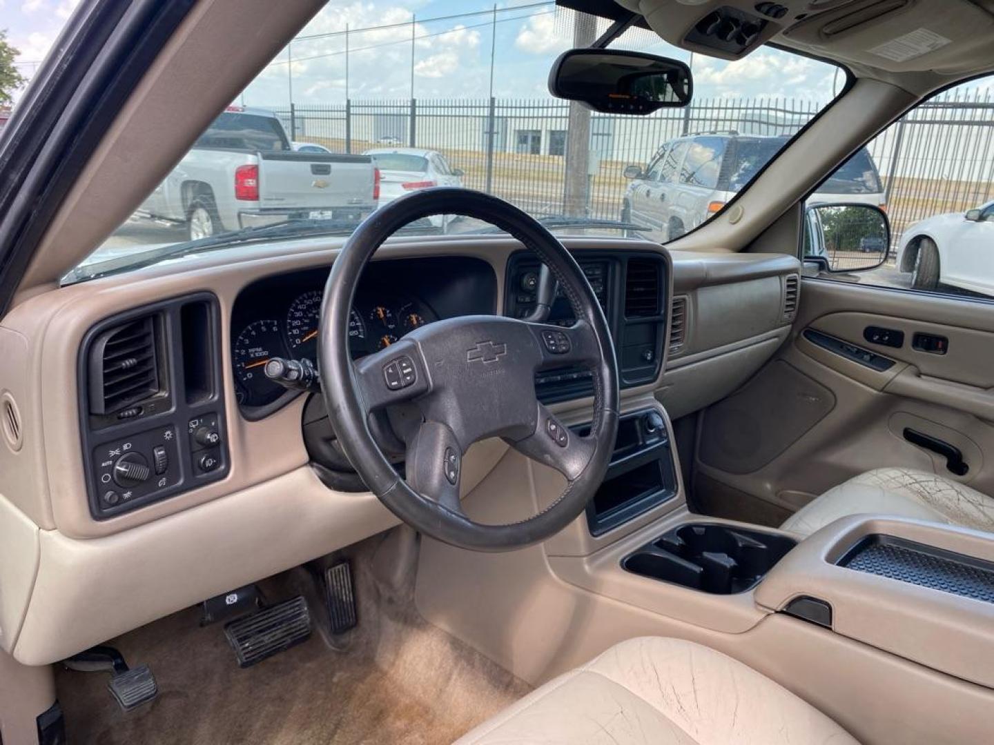 2004 WHITE CHEVROLET TAHOE 1500 (1GNEC13T04J) with an 5.3L engine, Automatic transmission, located at 1507 S Hwy 67, Cedar Hill, TX, 75104, (972) 293-1833, 32.556370, -96.973297 - Photo#4