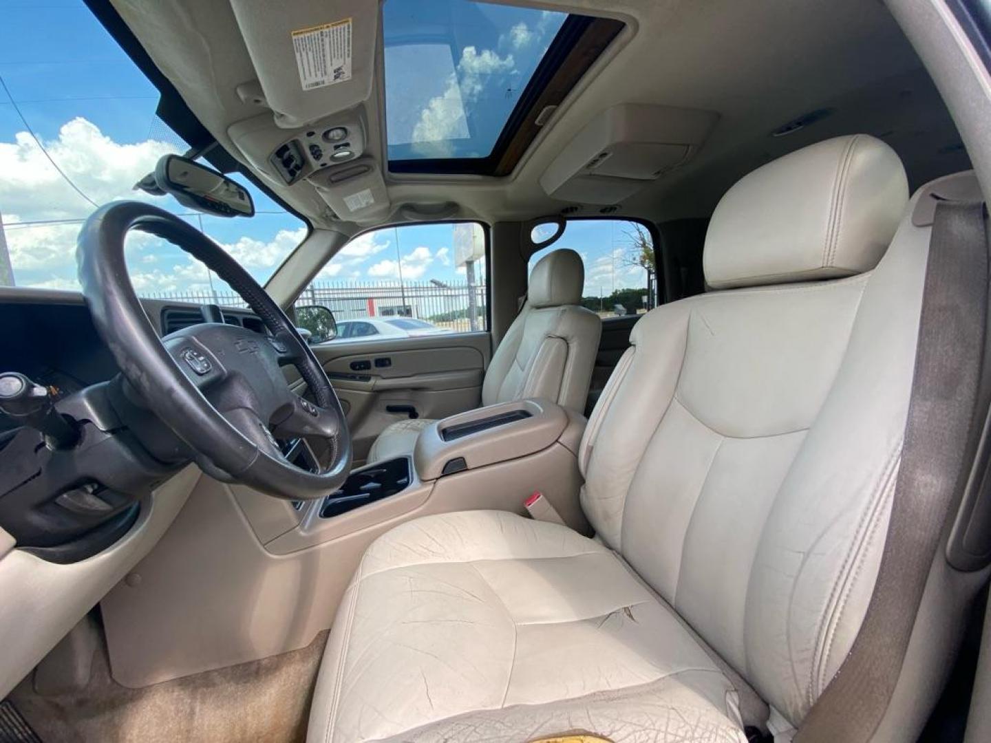 2004 WHITE CHEVROLET TAHOE 1500 (1GNEC13T04J) with an 5.3L engine, Automatic transmission, located at 1507 S Hwy 67, Cedar Hill, TX, 75104, (972) 293-1833, 32.556370, -96.973297 - Photo#5