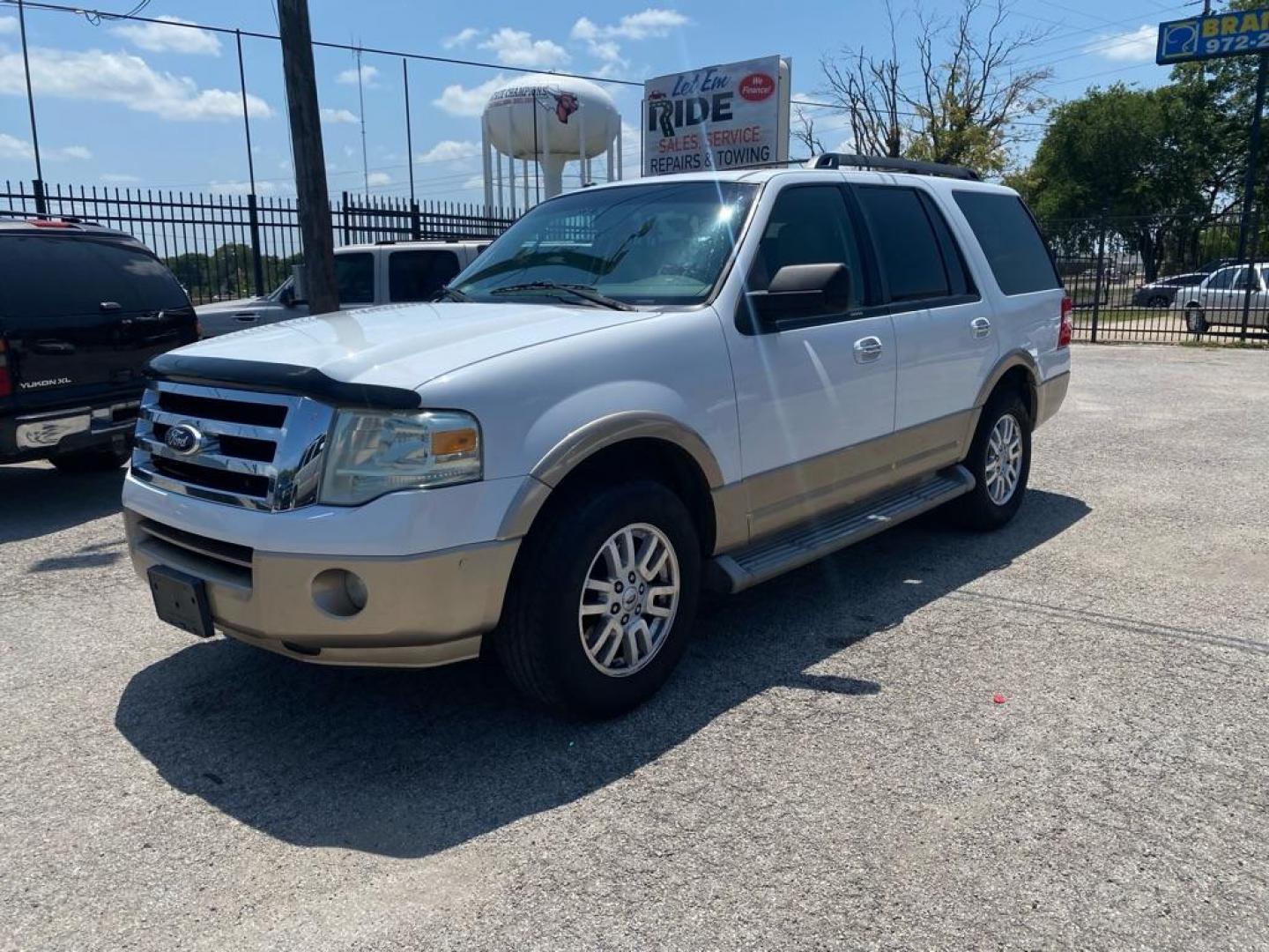 2012 WHITE FORD EXPEDITION XLT (1FMJU1H58CE) with an 5.4L engine, Automatic transmission, located at 1507 S Hwy 67, Cedar Hill, TX, 75104, (972) 293-1833, 32.556370, -96.973297 - Photo#0