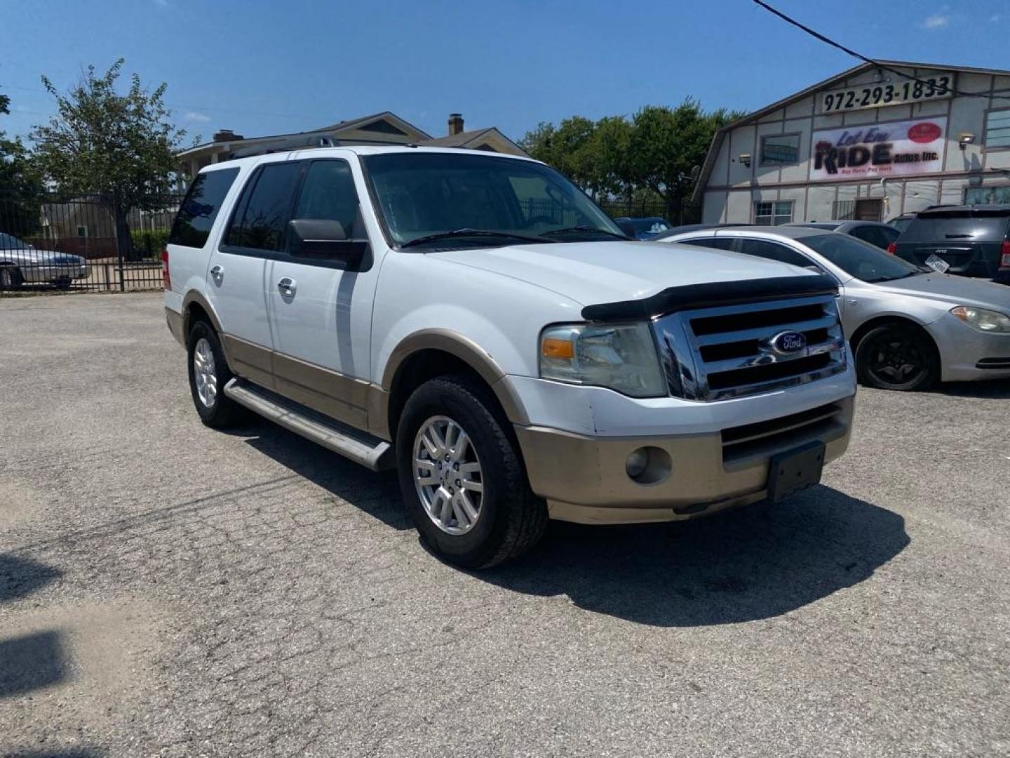 2012 WHITE FORD EXPEDITION XLT (1FMJU1H58CE) with an 5.4L engine, Automatic transmission, located at 1507 S Hwy 67, Cedar Hill, TX, 75104, (972) 293-1833, 32.556370, -96.973297 - Photo#1