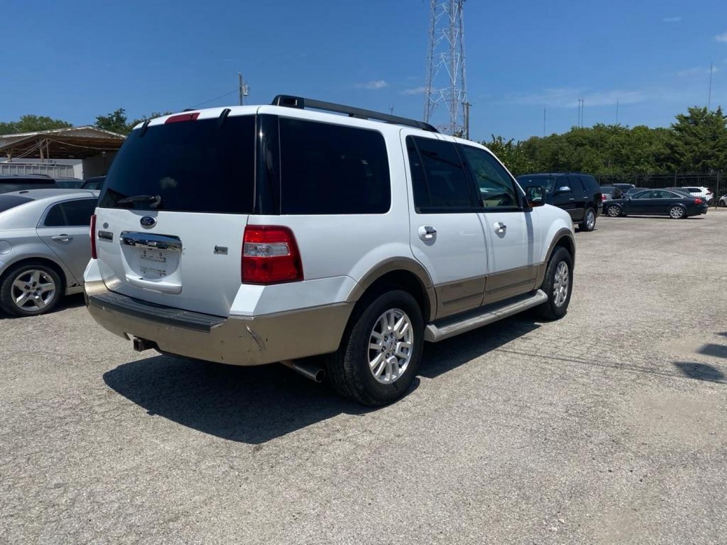 2012 WHITE FORD EXPEDITION XLT (1FMJU1H58CE) with an 5.4L engine, Automatic transmission, located at 1507 S Hwy 67, Cedar Hill, TX, 75104, (972) 293-1833, 32.556370, -96.973297 - Photo#2