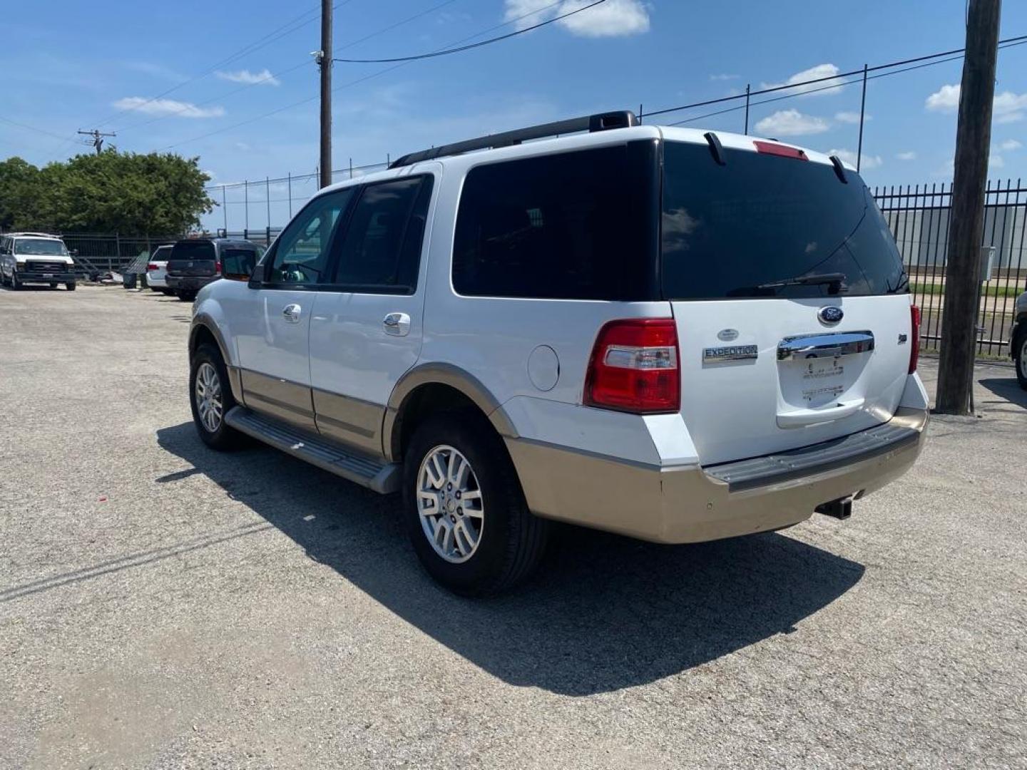 2012 WHITE FORD EXPEDITION XLT (1FMJU1H58CE) with an 5.4L engine, Automatic transmission, located at 1507 S Hwy 67, Cedar Hill, TX, 75104, (972) 293-1833, 32.556370, -96.973297 - Photo#3