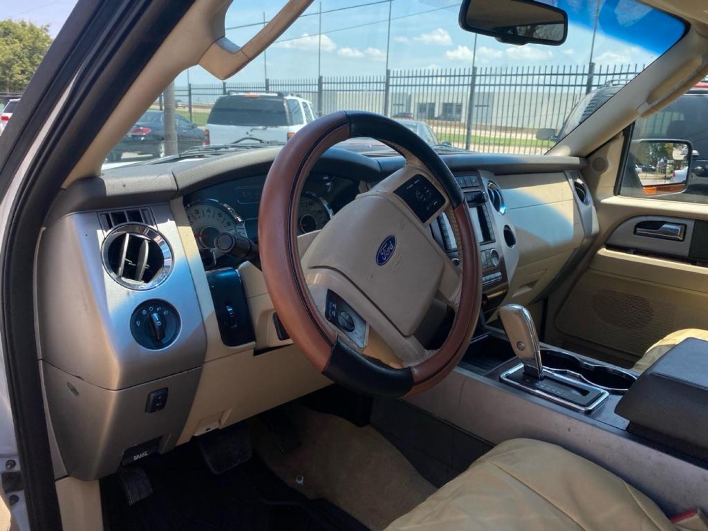 2012 WHITE FORD EXPEDITION XLT (1FMJU1H58CE) with an 5.4L engine, Automatic transmission, located at 1507 S Hwy 67, Cedar Hill, TX, 75104, (972) 293-1833, 32.556370, -96.973297 - Photo#4