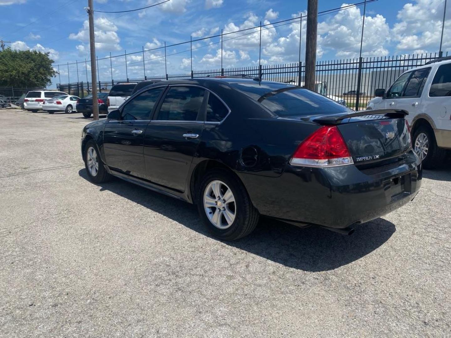 2014 GRAY CHEVROLET IMPALA LIMITED LTZ (2G1WC5E34E1) with an 3.6L engine, Automatic transmission, located at 1507 S Hwy 67, Cedar Hill, TX, 75104, (972) 293-1833, 32.556370, -96.973297 - Photo#3