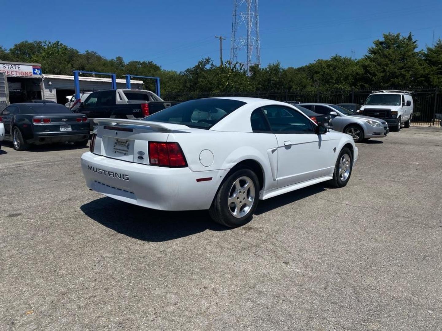 2004 WHITE FORD MUSTANG (1FAFP40664F) with an 3.9L engine, Automatic transmission, located at 1507 S Hwy 67, Cedar Hill, TX, 75104, (972) 293-1833, 32.556370, -96.973297 - Photo#2