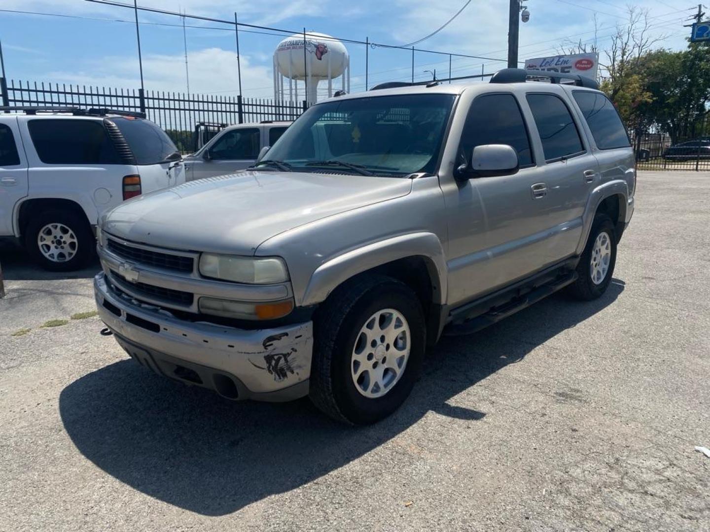 2004 GOLD CHEVROLET TAHOE 1500 (1GNEK13Z04R) with an 5.3L engine, Automatic transmission, located at 1507 S Hwy 67, Cedar Hill, TX, 75104, (972) 293-1833, 32.556370, -96.973297 - Photo#0